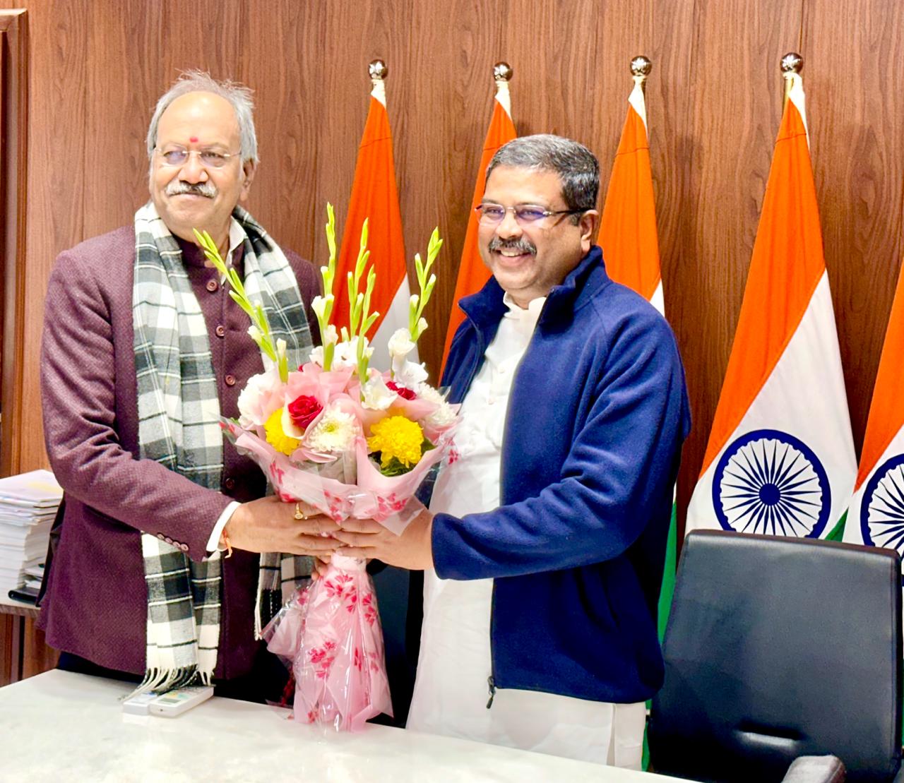 केंद्रीय मंत्री से छत्तीसगढ़ के सभी जिलों में नवोदय व केंद्रीय विद्यालय शुरू करने का अनुरोध स्कूल शिक्षा मंत्री बृजमोहन अग्रवाल ने केंद्रीय मंत्री धर्मेंद्र प्रधान से की मुलाकात