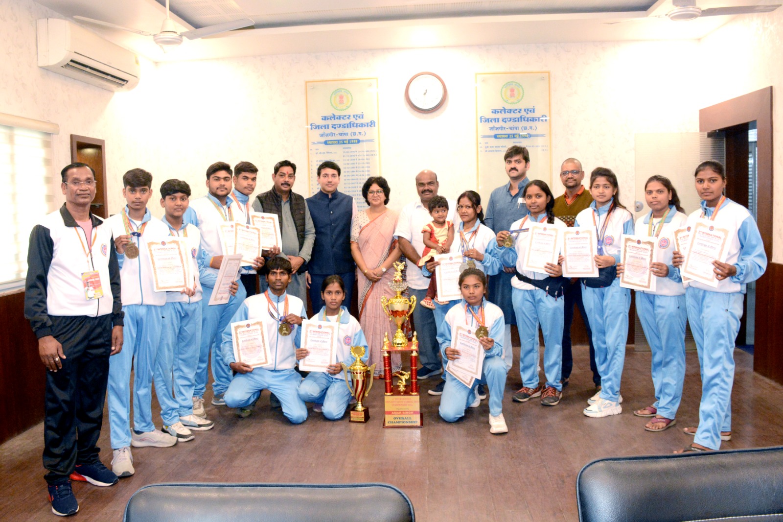 कलेक्टर ने किया इंटरनेशनल कराटे टूर्नामेंट में गोल्ड मेडल विजेता खिलाड़ियों का सम्मान, दी बधाई