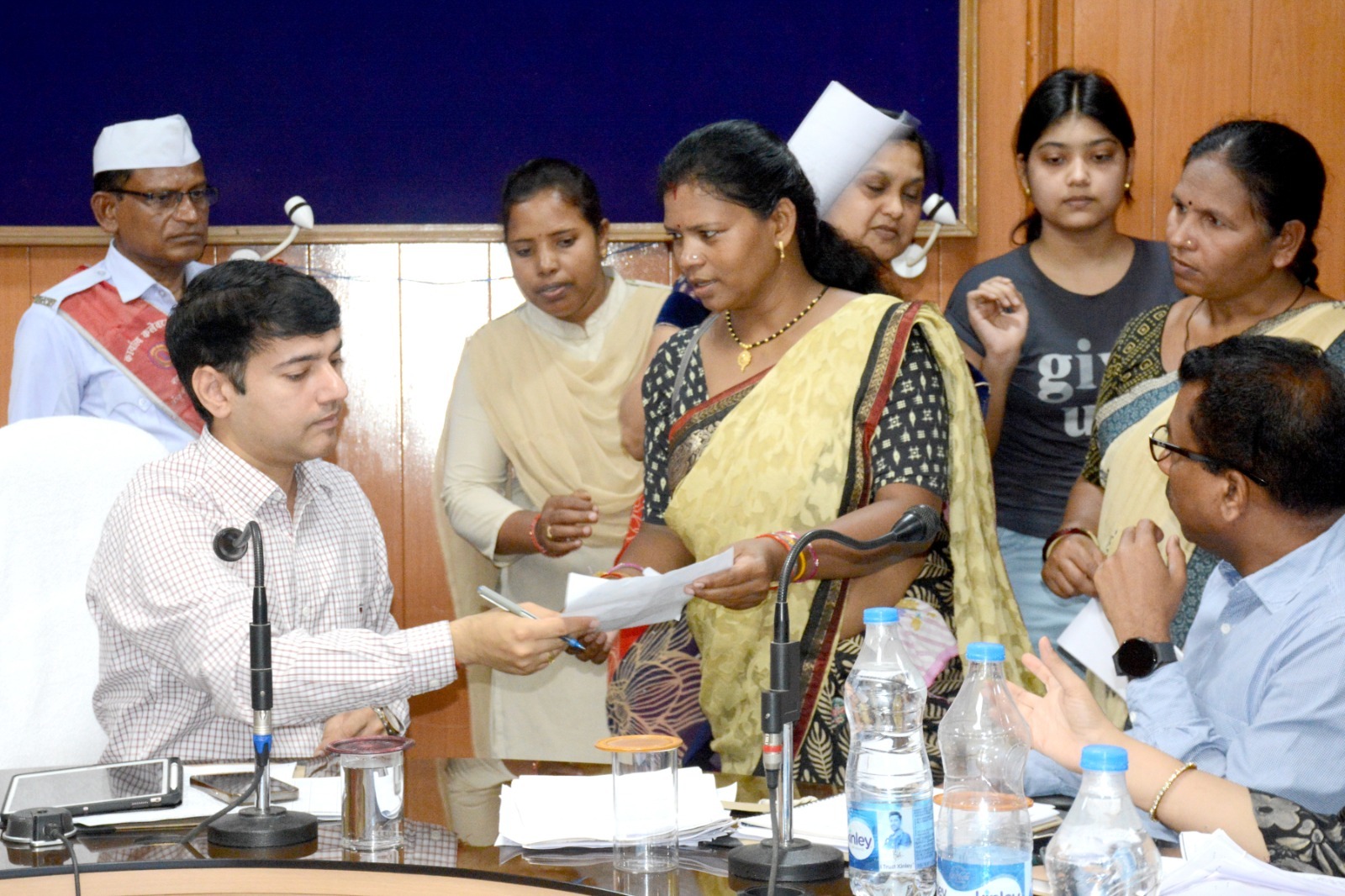 कलेक्टर ने जनदर्शन में सुनी आमजनो की समस्याएं, 142 लोगों ने प्रस्तुत किये आवेदन, कलेक्टर ने नियमानुसार त्वरित निराकरण करने के दिए निर्देश