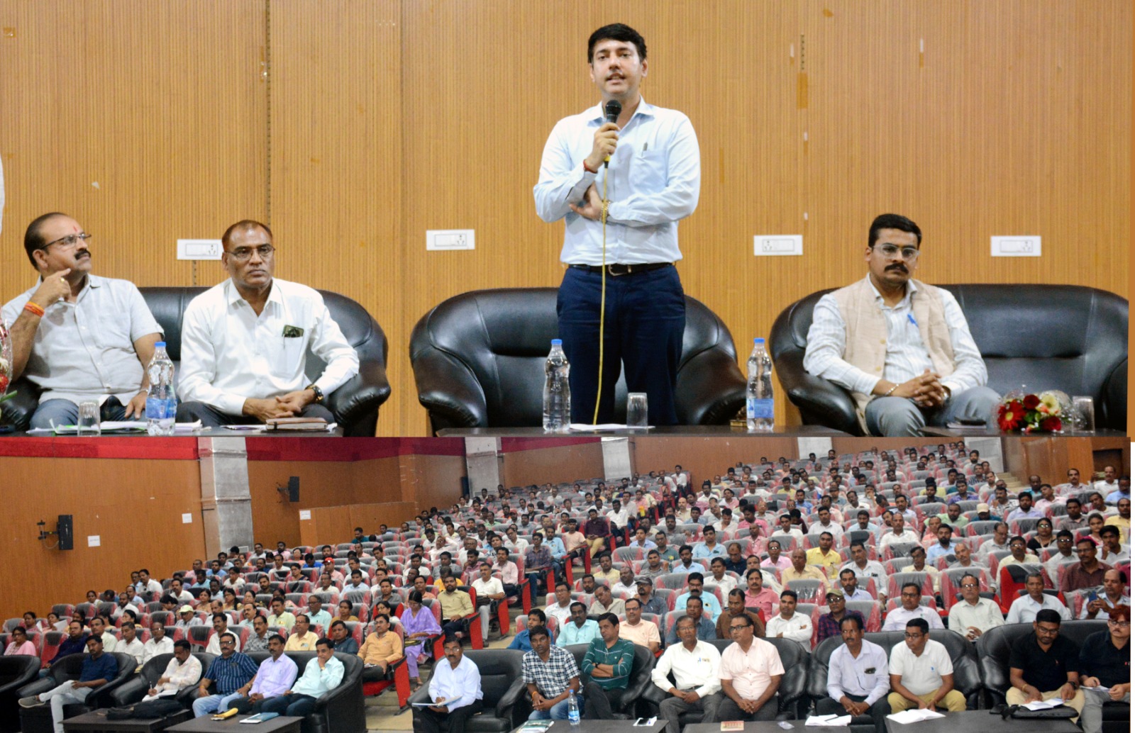कलेक्टर आकाश छिकारा ने ली शिक्षा के अधिकार अधिनियम (आर.टी.ई.) के अंतर्गत जिले में संचालित अशासकीय विद्यालयों के प्राचायों की बैठक