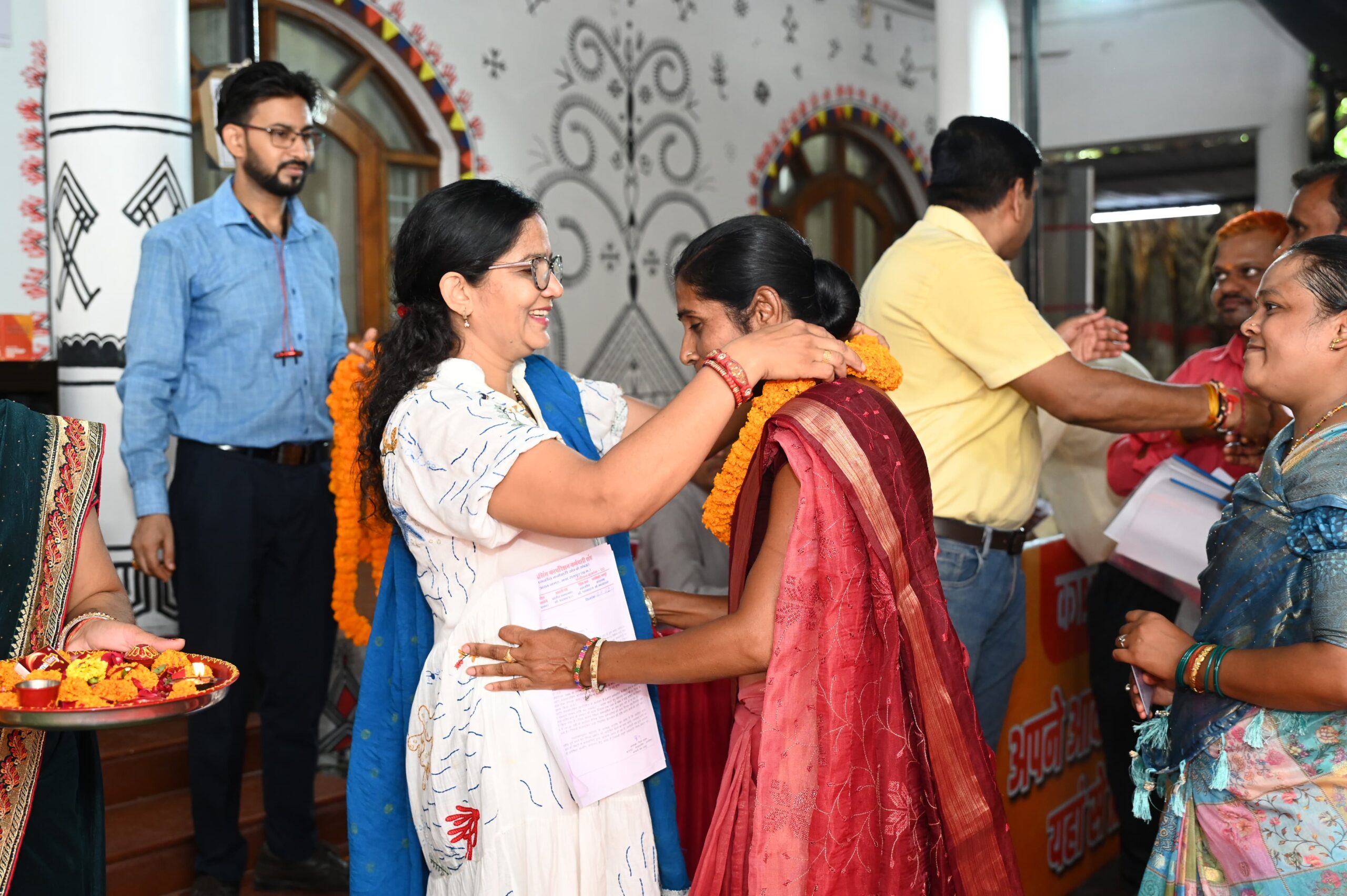 अतिथि देवो भव की परंपरा को निभाते हुए जनदर्शन के लिए जुट रहे आवेदकों का हो रहा स्वागत