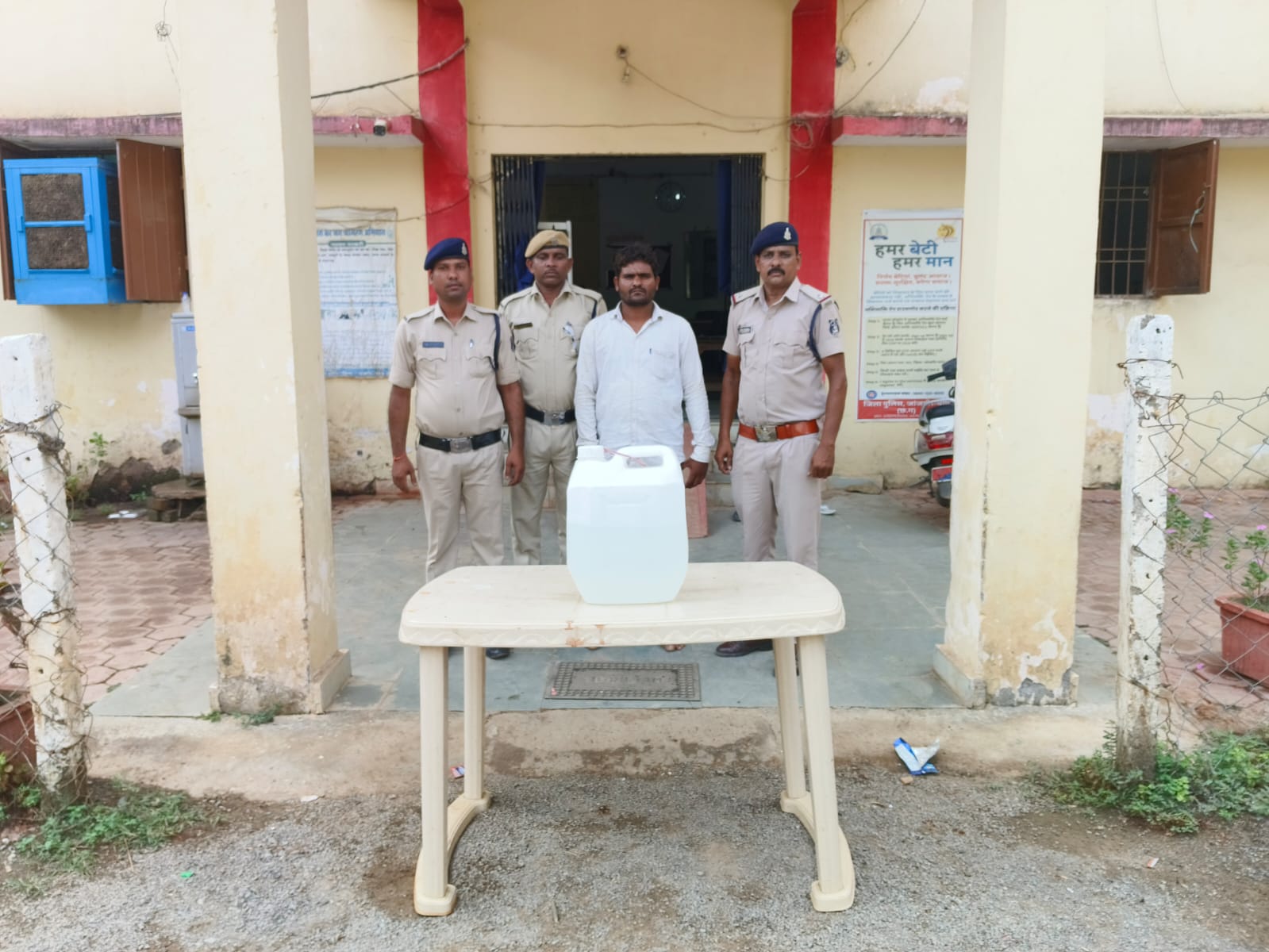 12 लीटर अवैध कच्ची महुआ शराब के साथ आरोपी गिरफ्तार पामगढ़ पुलिस की कार्यवाही