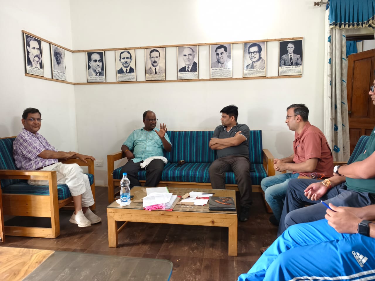 बारनवापारा अभ्यारण्य एवं सीमावर्ती वनक्षेत्र में विचरण कर कर रहे बाघ की सुरक्षा एवं मॉनिटरिंग को लेकर प्रधान मुख्य वन संरक्षक (व.प्रा.) एवं वन्यप्राणी अभिरक्षक की अध्यक्षता में बैठक संपन्न