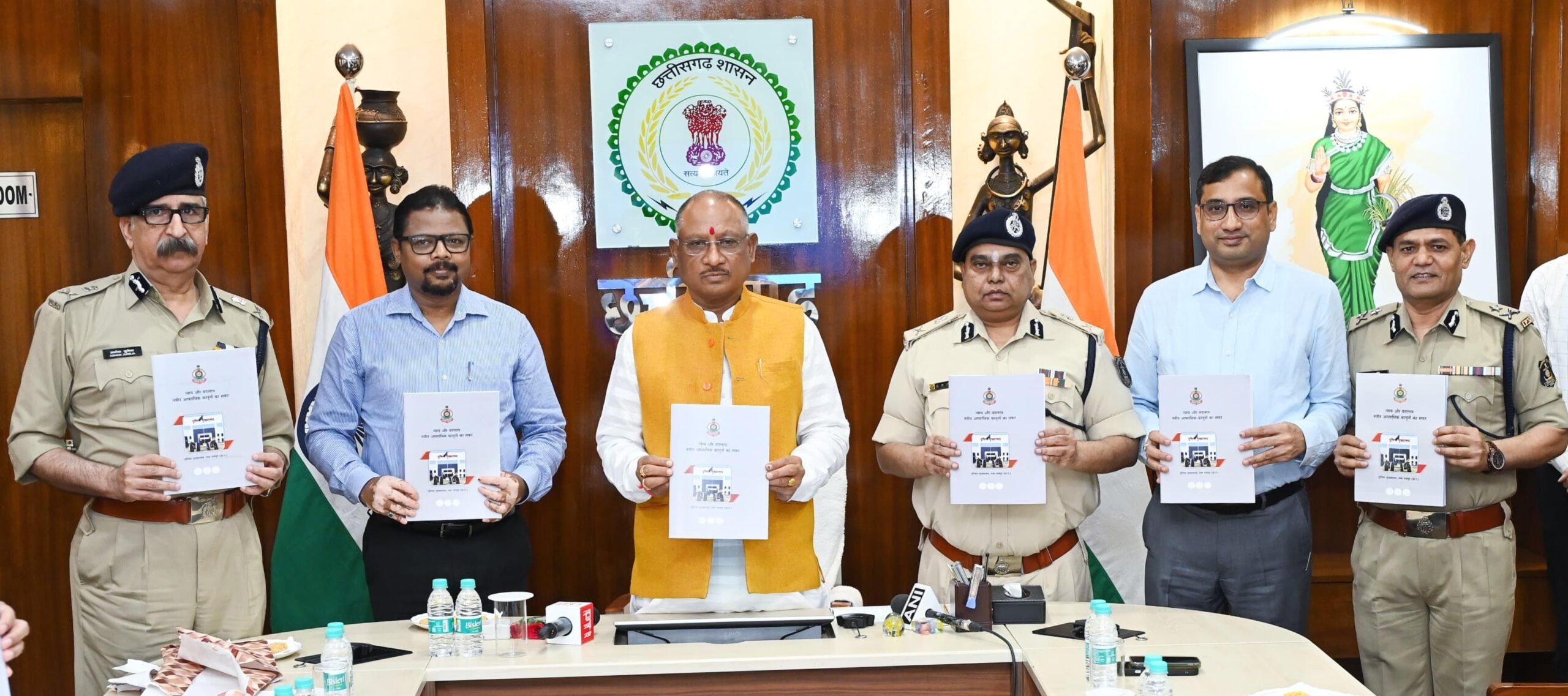 मुख्यमंत्री विष्णु देव साय ने आज से देशभर में लागू हो रहे नवीन कानूनों पर आधारित पुस्तक का किया विमोचन