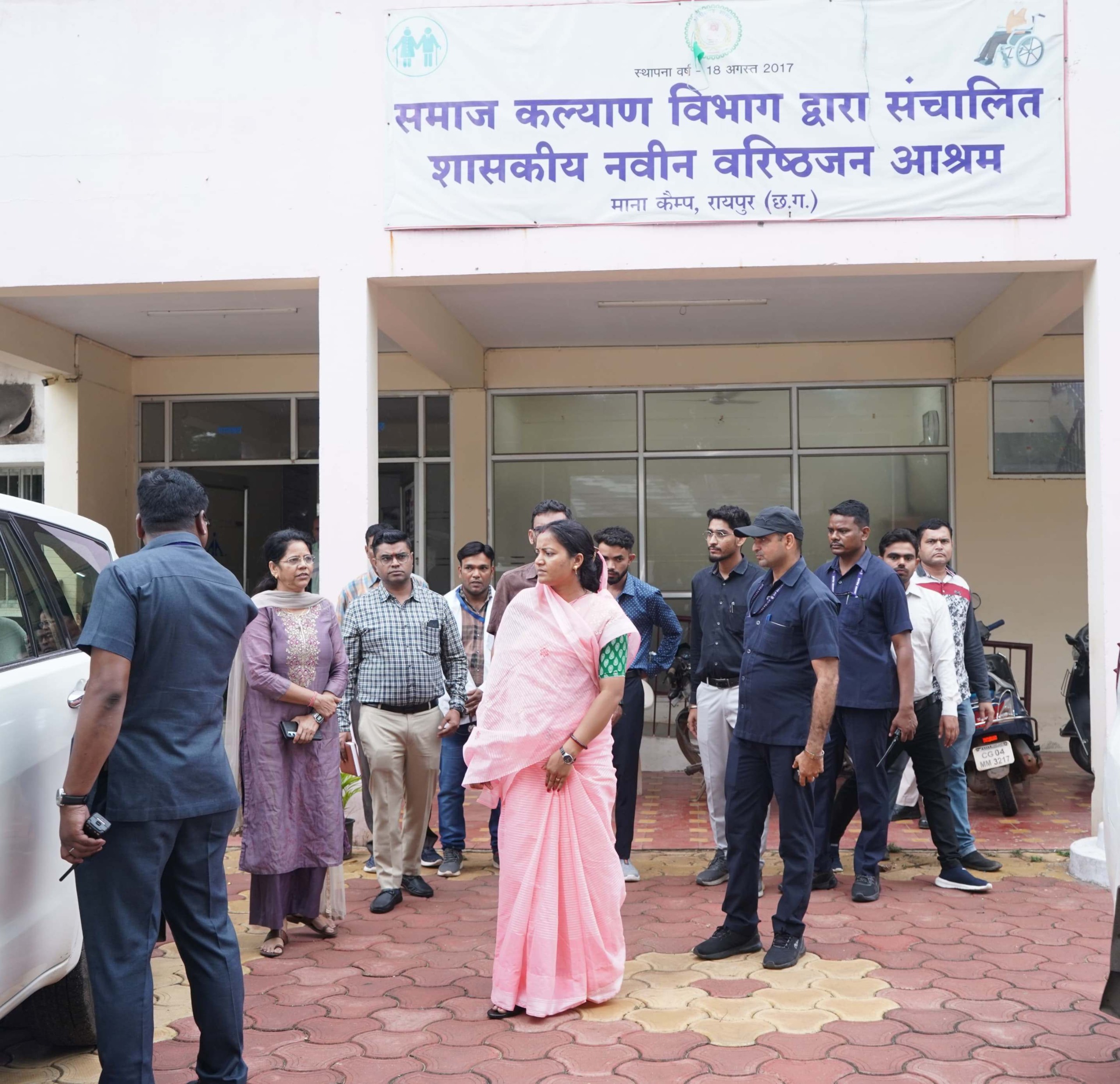 महिला एवं बाल विकास मंत्री लक्ष्मी राजवाड़े ने माना के वृद्धाश्रम एवं दिव्यांग बाल आश्रम का किया औचक निरीक्षण