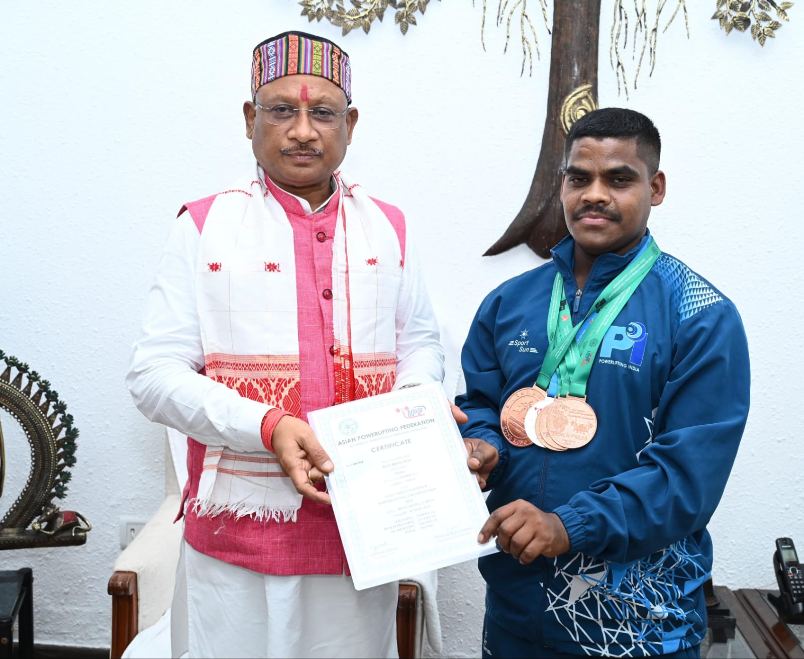 मुख्यमंत्री साय से एशियन मेन्स इक्विप्ड पावरलिफ्टिंग चैंपियनशिप के पदक विजेता खिलाड़ी जे. भागवत राव ने की सौजन्य मुलाकात
