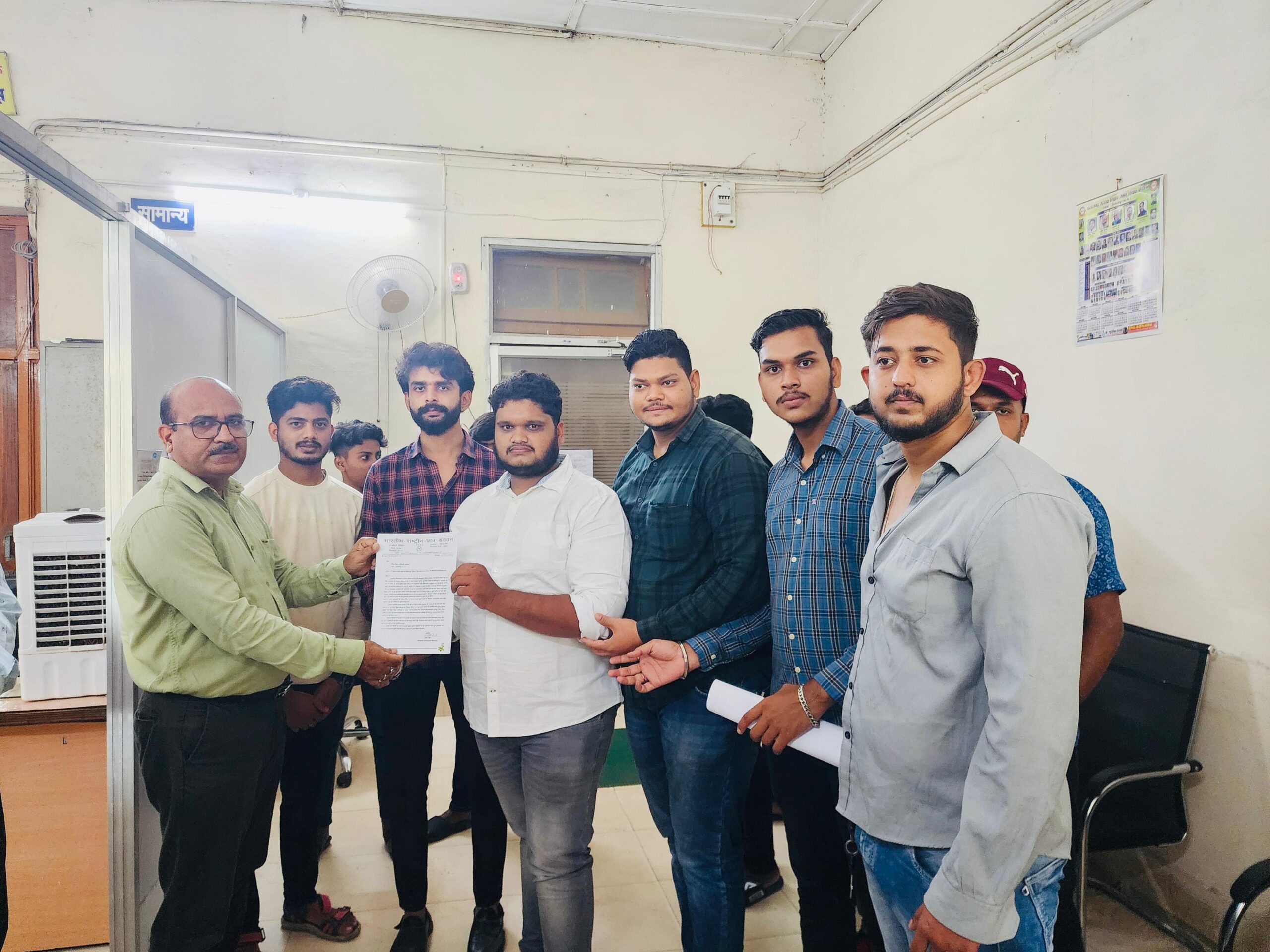 बिना मान्यता के चल रहे चैतन्य टेक्नो स्कूल का एनएसयूआई प्रदेश सचिव ने सौंपा ज्ञापन