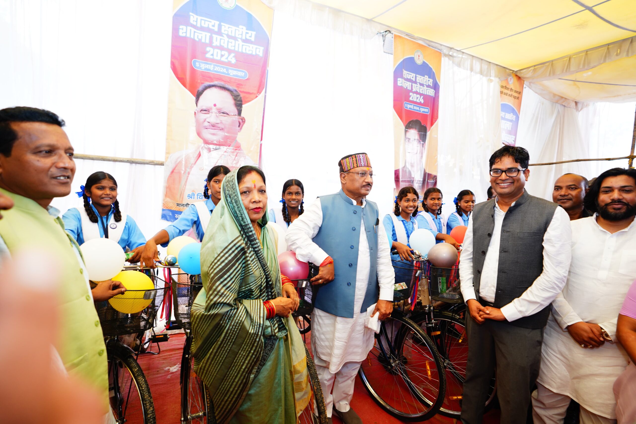 राज्य स्तरीय शाला प्रवेश उत्सव, जब मुख्यमंत्री से मिली साइकिल तो छात्राओं ने सामूहिक रूप से घंटी बजाकर जताया उत्साह