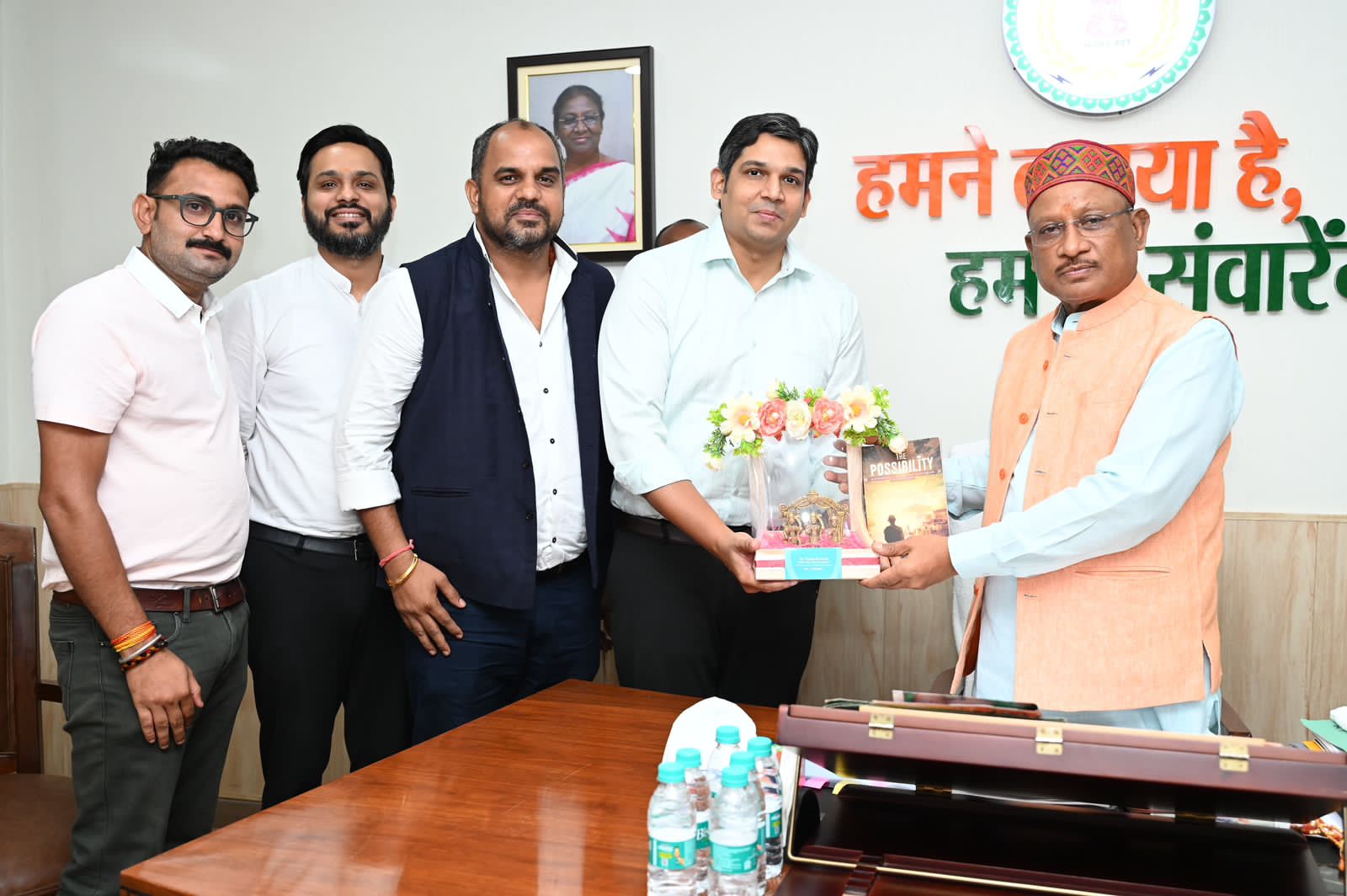 मुख्यमंत्री साय को डॉ पंकज द्विवेदी ने भेंट की अपनी स्वरचित किताब ‘द पॉसिबिलिटी