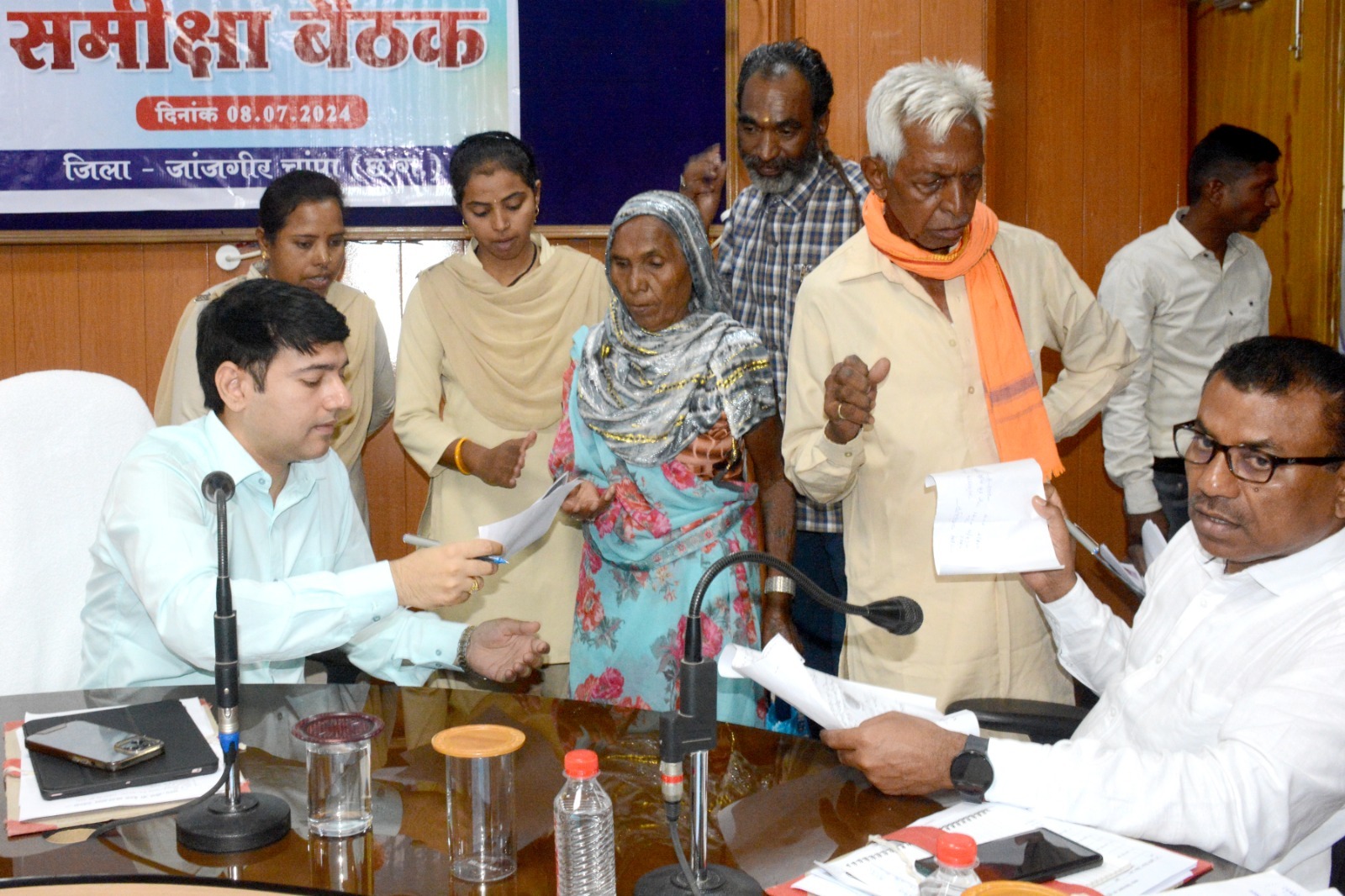 जिले के दूरस्थ क्षेत्रों से आए लोगों ने जनदर्शन में कलेक्टर को बताई अपनी समस्याएं