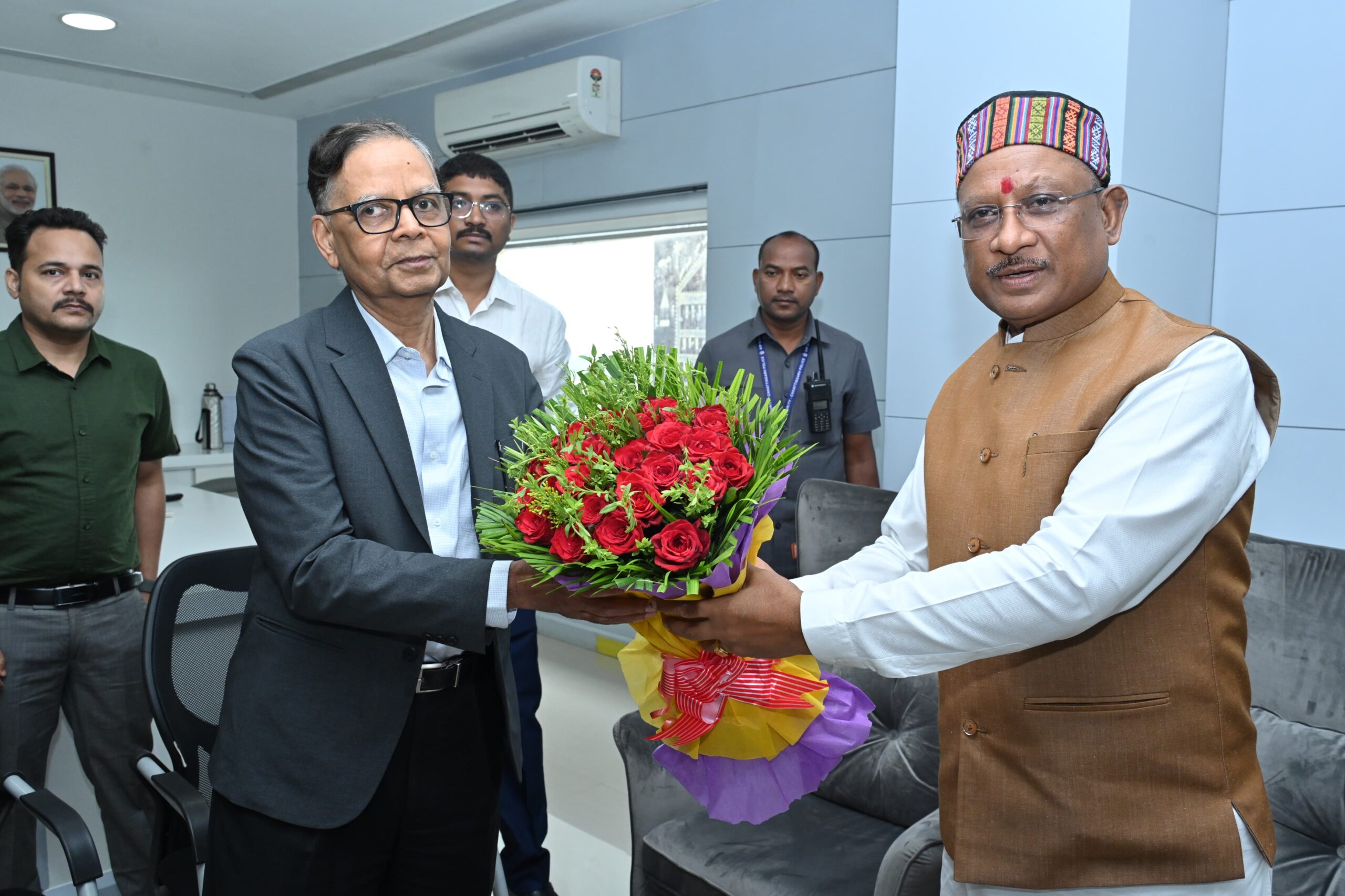 मुख्यमंत्री विष्णु देव साय से 16वें वित्त आयोग के अध्यक्ष  अरविंद पनगढ़िया ने सौजन्य मुलाकात की
