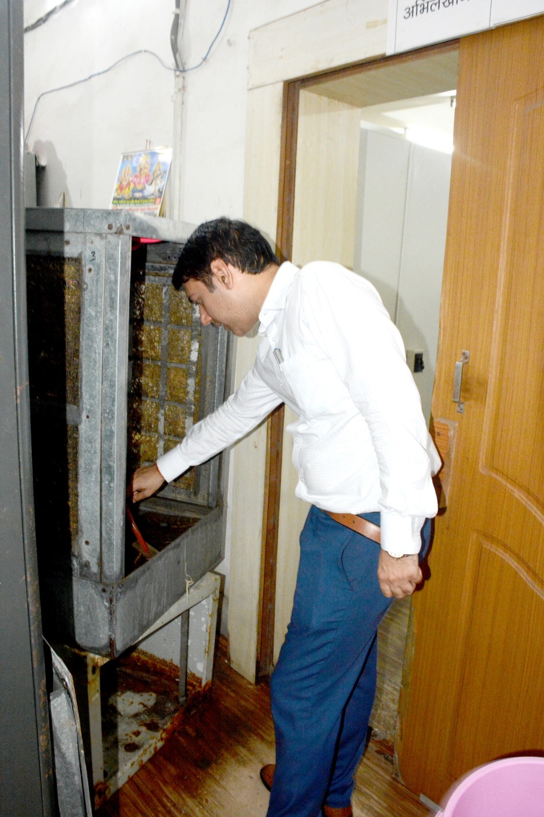 कलेक्टर आकाश छिकारा ने कलेक्टोरेट परिसर में जल भराव वाले स्थानों का किया अवलोकन