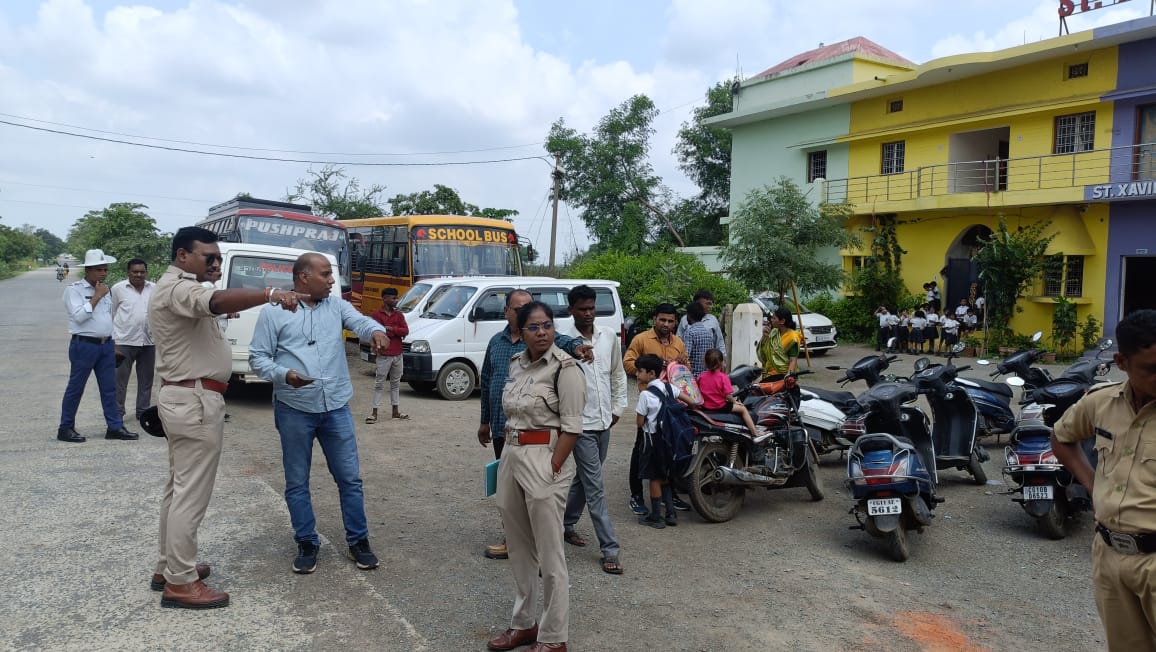 परिवहन विभाग एवं पुलिस विभाग द्वारा किया गया बस चेकिंग की कार्यवाही