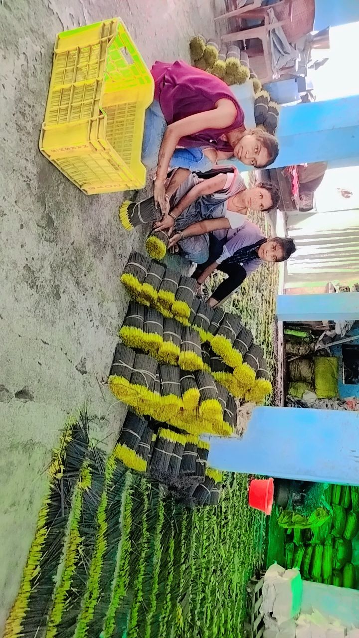 नवनीत बने आत्मनिर्भर दे रहे दूसरों को रोजगार छत्तीसगढ़ खादी तथा ग्रामोद्योग बोर्ड से मिली अनुदान राशि से बढ़ाया कारोबार
