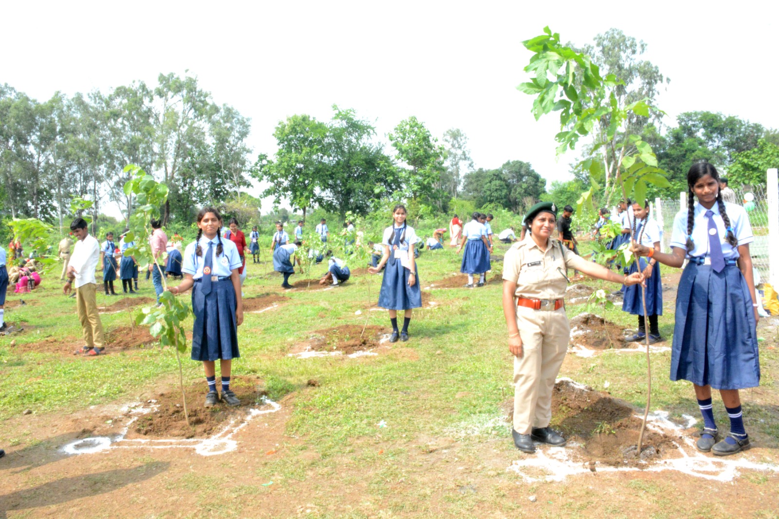 जिला स्तरीय वनमहोत्सव कार्यक्रम का हुआ आयोजन सांसद, कलेक्टर सहित जनप्रतिनिधियो, छात्र-छात्राओं, अधिकारी-कर्मचारियों ने किया ‘‘एक पेड़ मां के नाम’’ के तहत पौधरोपण