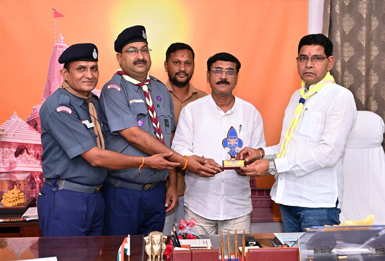राजस्व मंत्री वर्मा को भारत स्कॉउट एवं गाइड के मुख्य आयुक्त ने सौंपा ज्ञापन