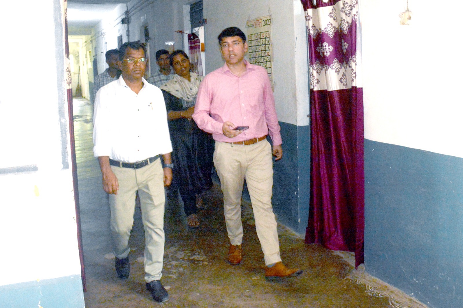 कलेक्टर ने किया छात्रावास का आकस्मिक निरीक्षण, साफ-सफाई रखने के दिये निर्देश