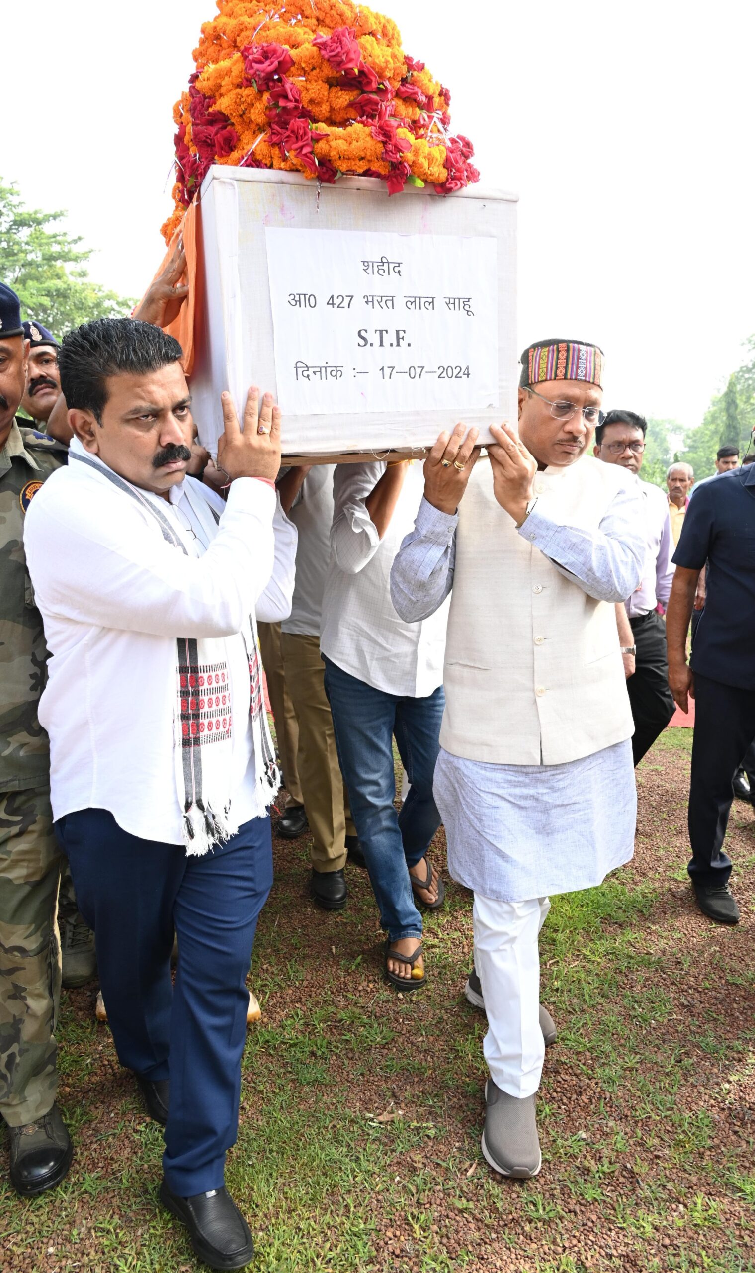 मुख्यमंत्री विष्णु देव साय और उप मुख्यमंत्री विजय शर्मा ने शहीद जवान के पार्थिव शरीर को कांधा देकर शहीद के निवास रायपुर-सड्डू के लिए किया रवाना