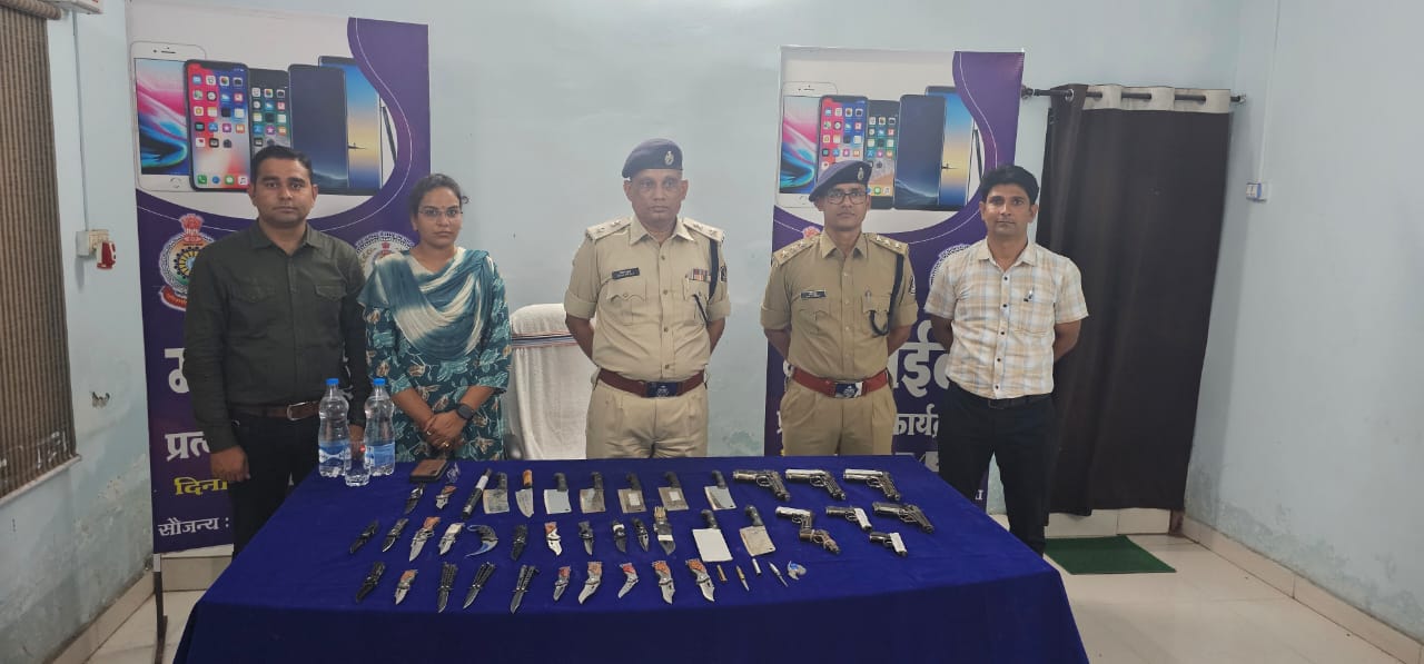 जिले में अपराध नियंत्रण कार्यवाही के अंतर्गत धारदार हथियार तथा पिस्टल नुमा लाइटर हुए जप्त