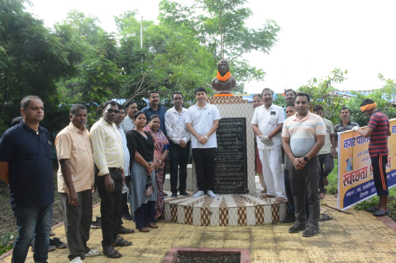 कलेक्टर, नगर पालिका अध्यक्ष सहित जनप्रतिनिधियों ने चांपा में श्रम दान कर चलाया स्वच्छता अभियान
