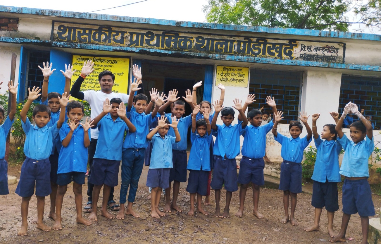 दीवार लेखन और माइकिंग कर युवोदय स्वयं सेवक कर रहे लोगो को डायरिया के प्रति जागरूक