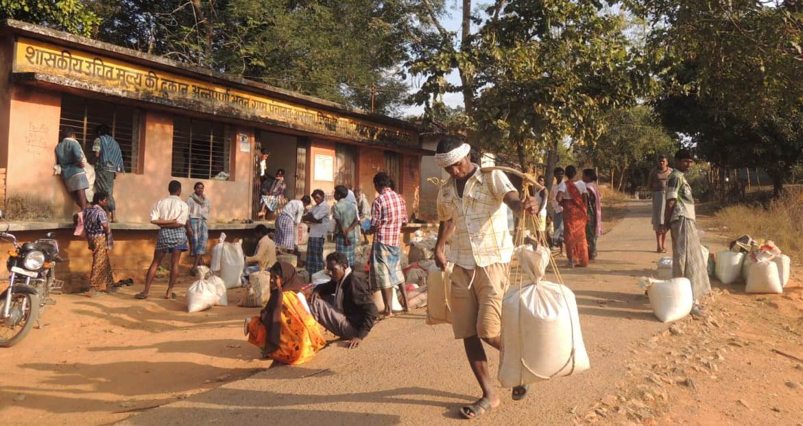अब तय नहीं करनी होगी लंबी दूरी, पहाड़ी कोरवाओं को नजदीक के दुकानों में मिलेगी राशन पूरी