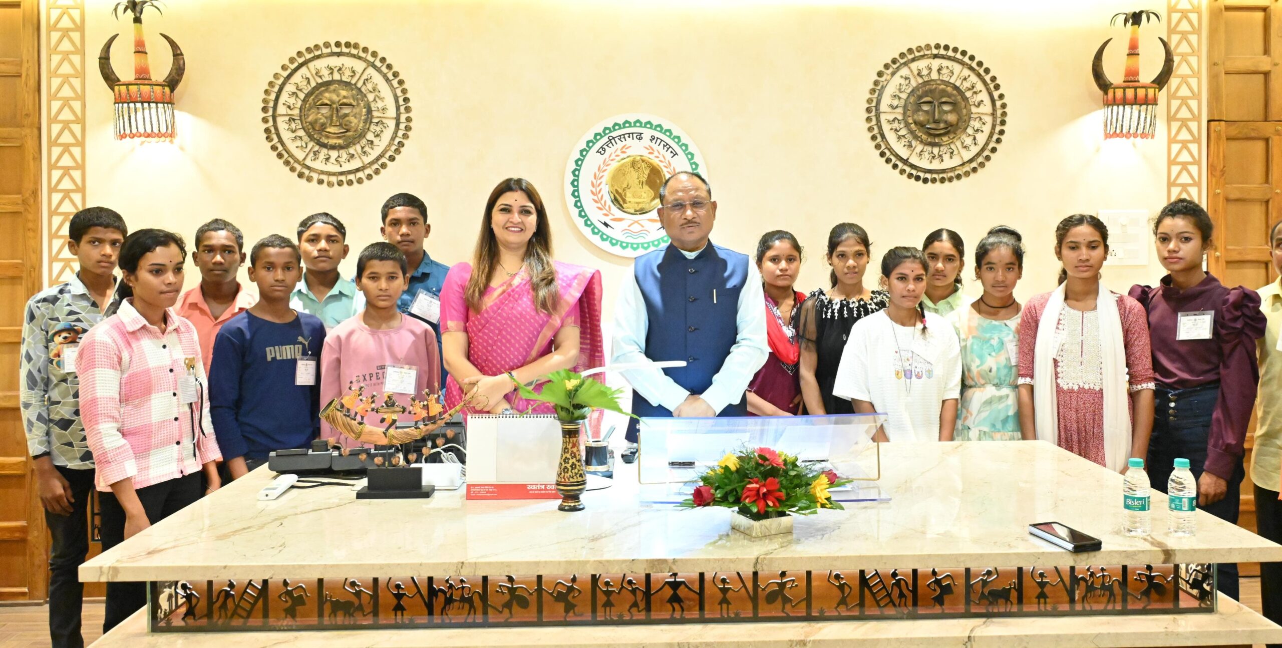 अपने माता-पिता के सपनों को गढ़ने अच्छी शिक्षा पा रहे सेमरहा के बच्चे, विधानसभा परिसर में की मुख्यमंत्री विष्णु देव साय से मुलाकात