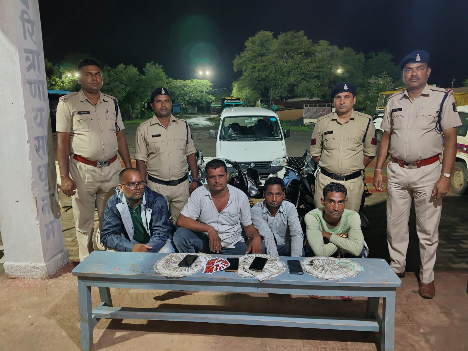 अकलतरा क्षेत्र में जुआ खेलने वाले 04 आरोपियों को किया गिरफ्तार थाना प्रभारी जांजगीर, पामगढ़ एवं अकलतरा पुलिस की संयुक्त कार्यवाही