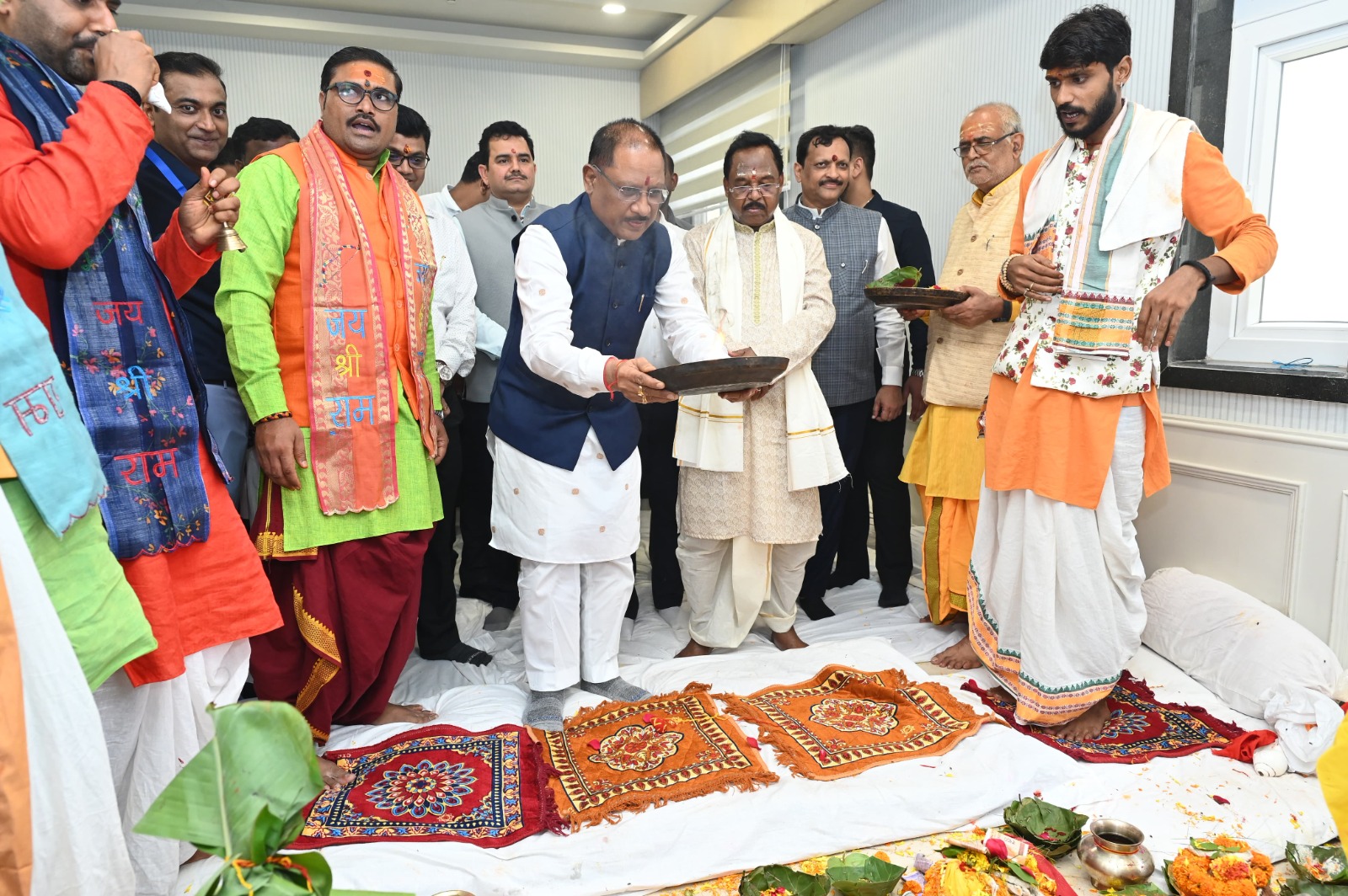 मुख्यमंत्री विष्णु देव साय, मंत्री नेताम के शासकीय आवास में गृह प्रवेश कार्यक्रम में हुए शामिल