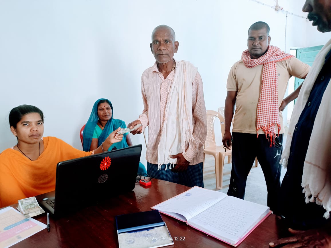 बस्तर के हरा सोना संग्राहकों को बैंक मित्र एवं बैंक सखियों से सीधे मिली पारिश्रमिक राशि