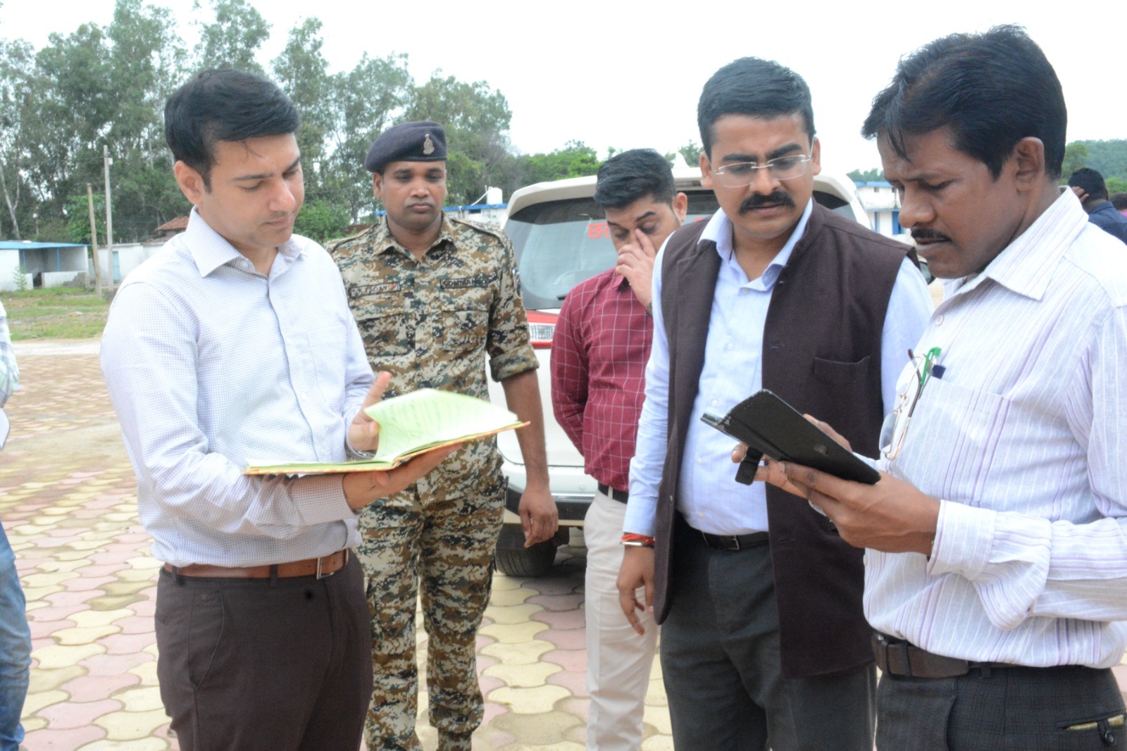 कलेक्टर ने जर्वे ब स्वास्थ्य केन्द्र में आयुष्मान कार्ड के धीमे निर्माण पर जतायी नाराजगी