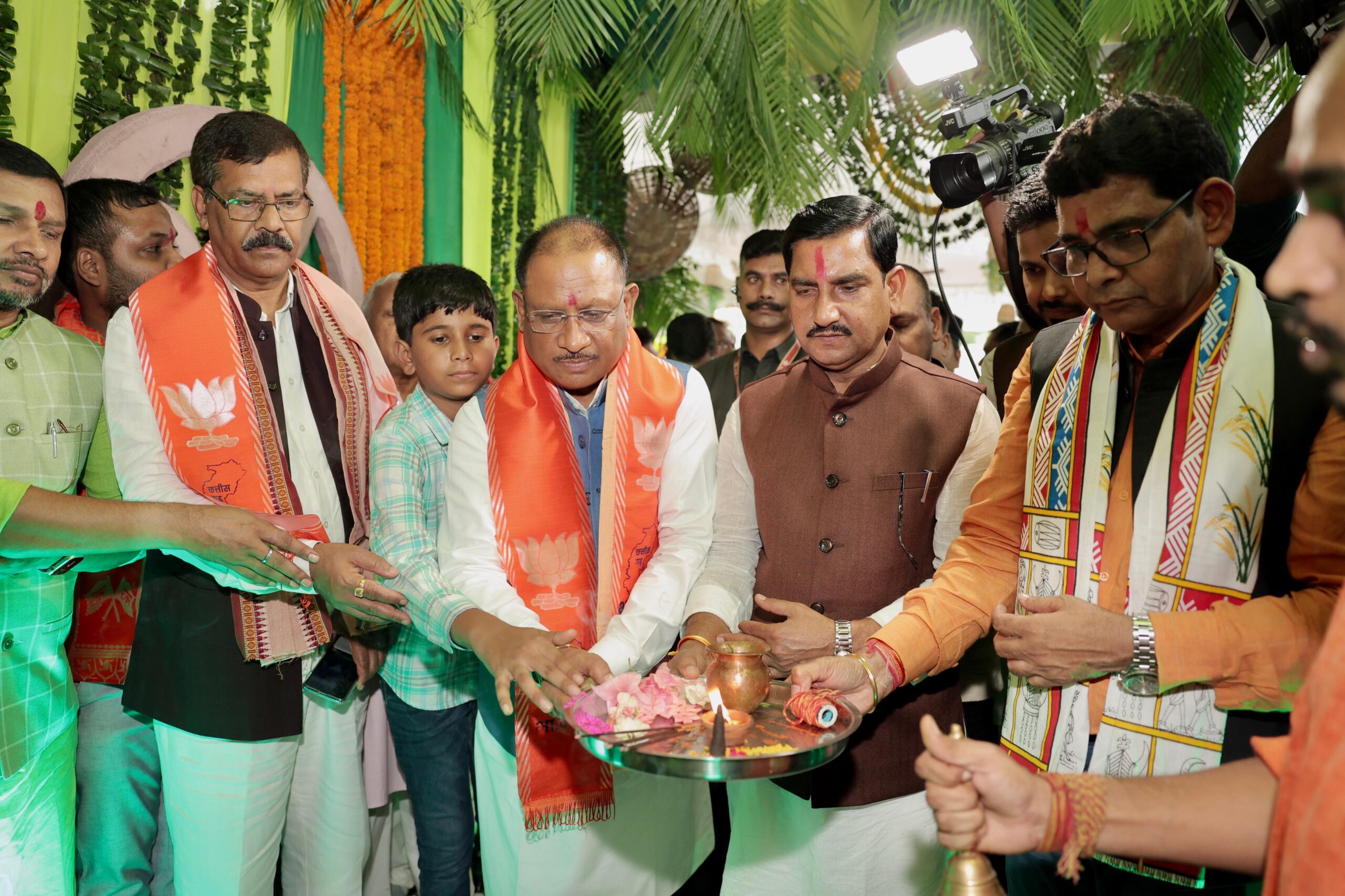 मुख्यमंत्री साय राजस्व मंत्री वर्मा के निवास पर हरेली तिहार कार्यक्रम में हुए शामिल