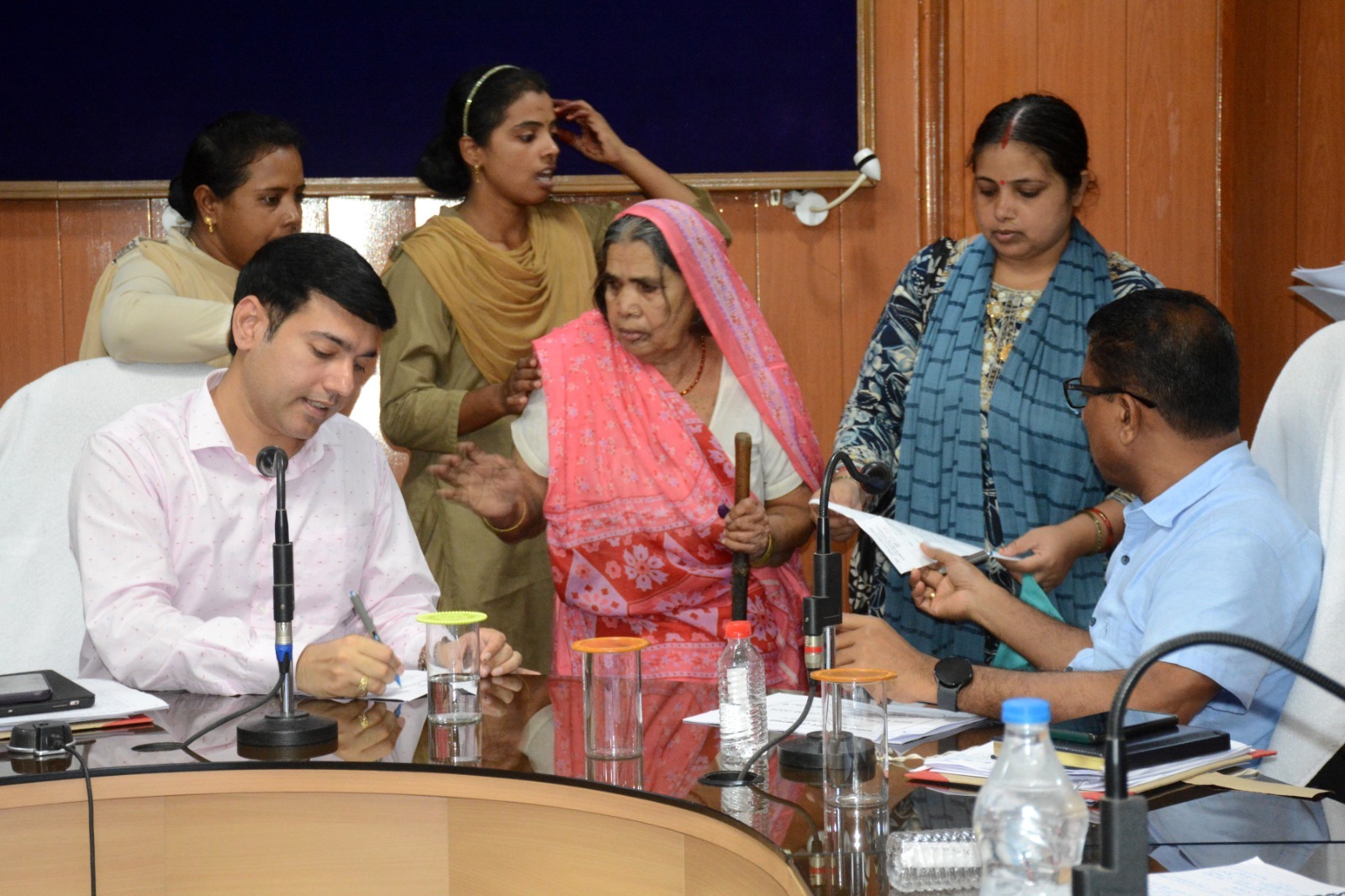 जिले के दूरस्थ क्षेत्रों से आए लोगों ने जनदर्शन में कलेक्टर को बताई अपनी समस्याएं