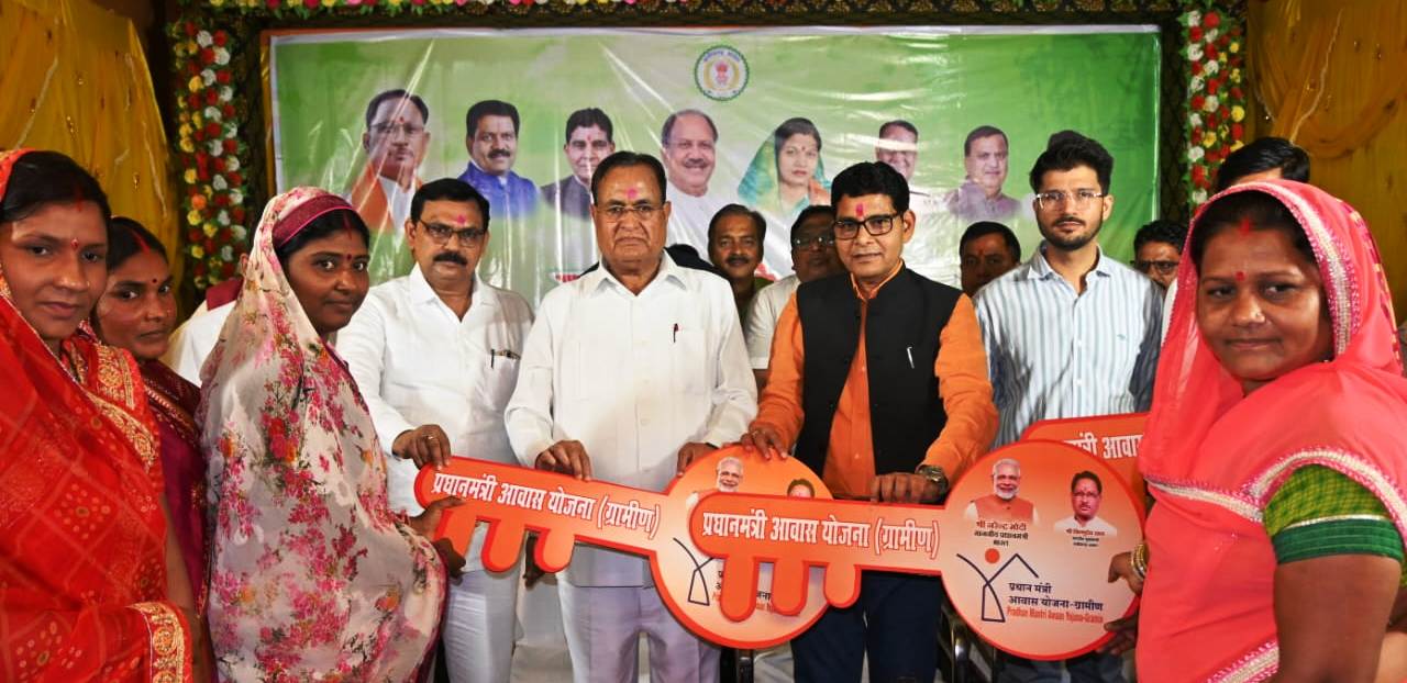 राजस्व मंत्री ने पीएम आवास के हितग्राही को कराया गृह प्रवेश