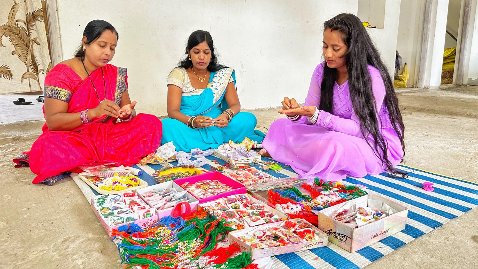 समूह की दीदियां बना रही सुंदर राखी, भाइयों की कलाई पर सजाएंगी बहने