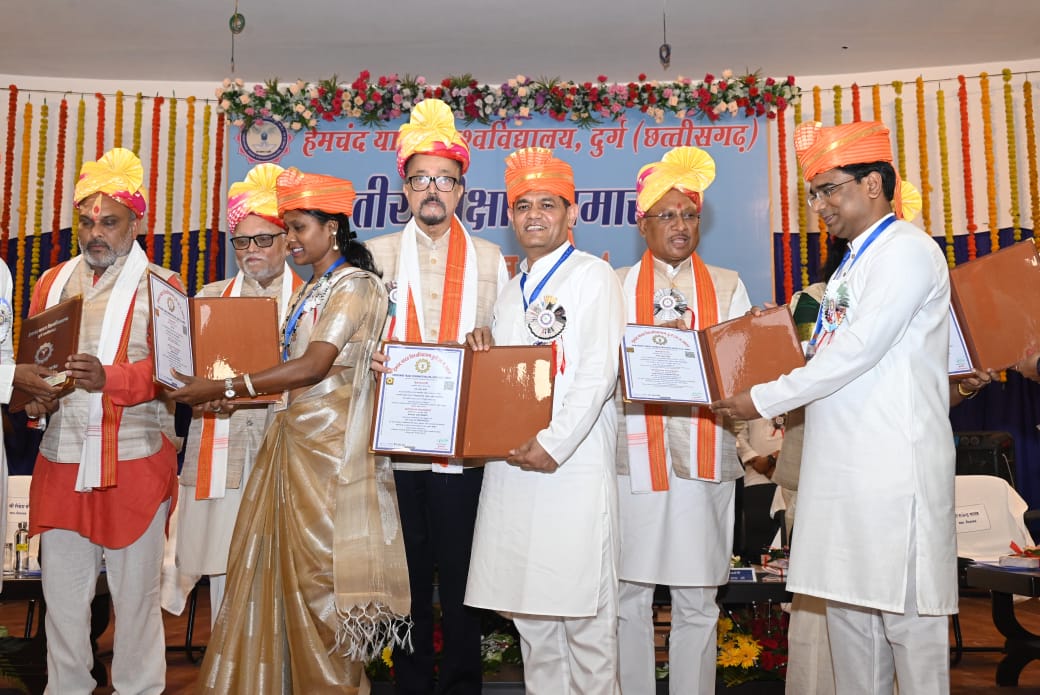 राज्यपाल रमेन डेका और मुख्यमंत्री विष्णु देव साय दुर्ग के हेमचंद यादव विश्वविद्यालय के दीक्षांत समारोह में शामिल हुए