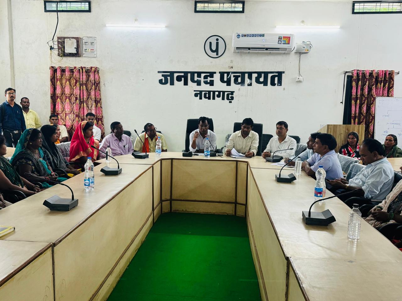 जिला पंचायत सीईओ ने नवागढ़, बम्हनीडीह विकासखंड के विकास कार्यों की ली बैठक