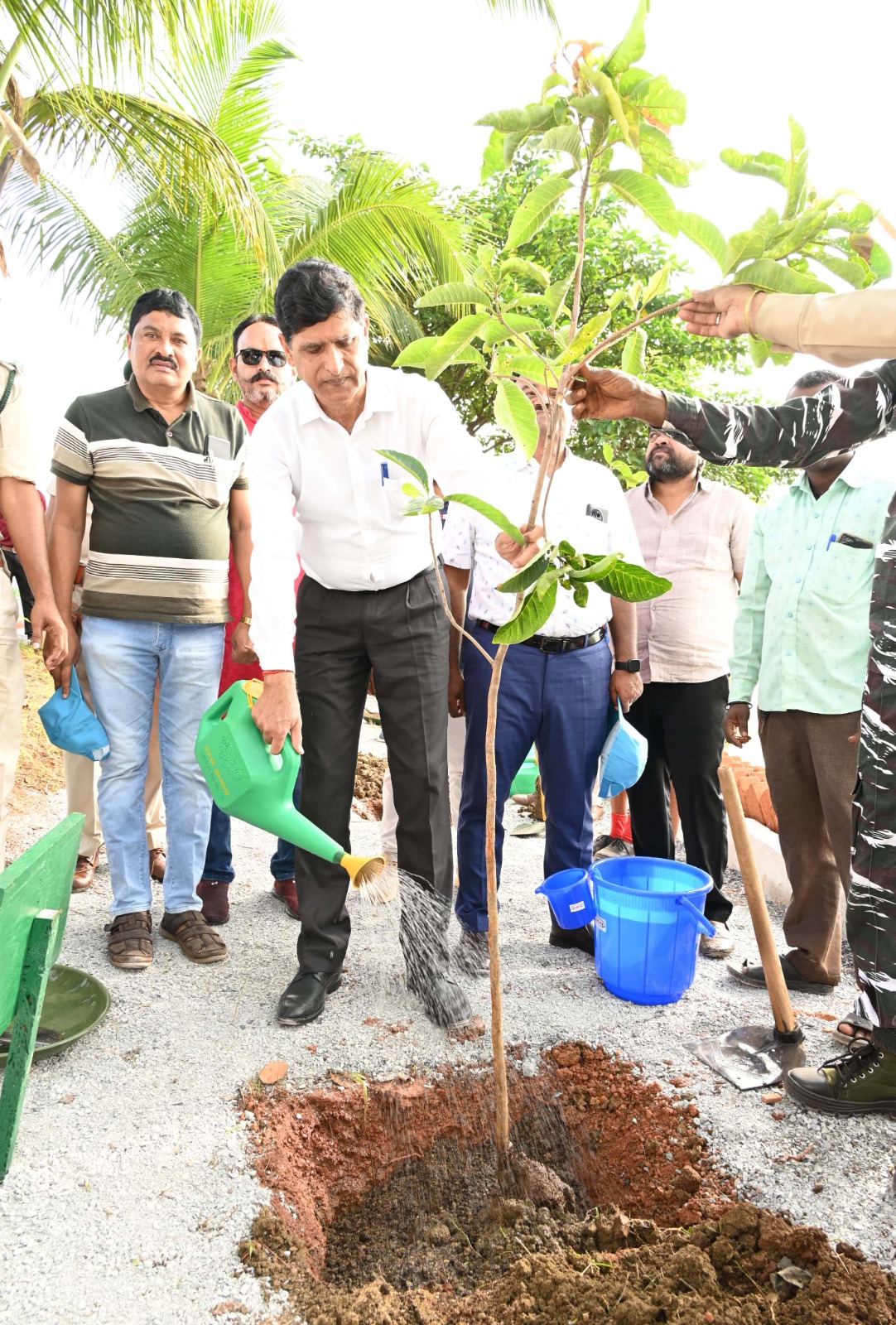 जितेन्द्र कुमार वन महानिदेशक एवं विशेष सचिव पर्यावरण एवं जलवायु परिवर्तन मंत्रालय भारत सरकार ने ‘एक पेड़ मां के नाम अभियान‘ के तहत नंदनवन जंगलसफारी में महुए के पौधे लगाए