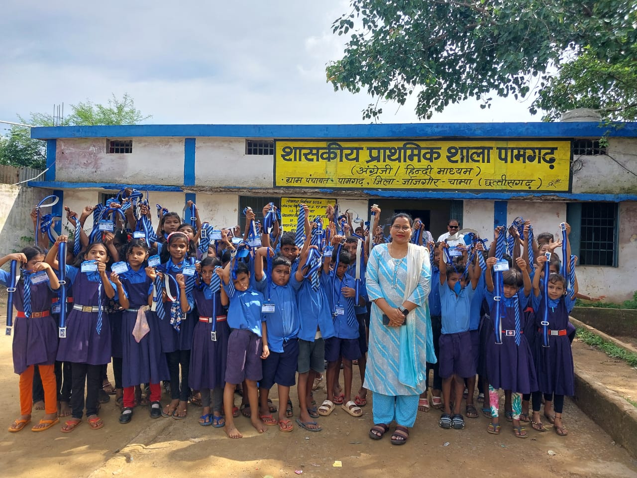 शिक्षिका ने अपने खर्च से बच्चों को बांटे अध्ययन सामग्री