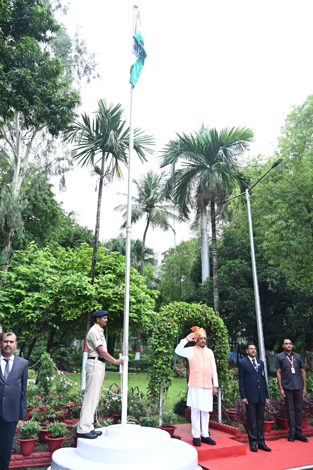 मुख्यमंत्री विष्णु देव साय ने स्वतंत्रता दिवस पर अपने निवास में किया ध्वजारोहण