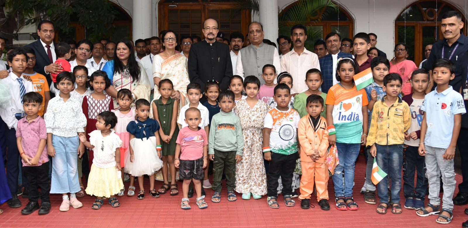 राज्यपाल रमेन डेका ने राजभवन में किया ध्वजारोहण