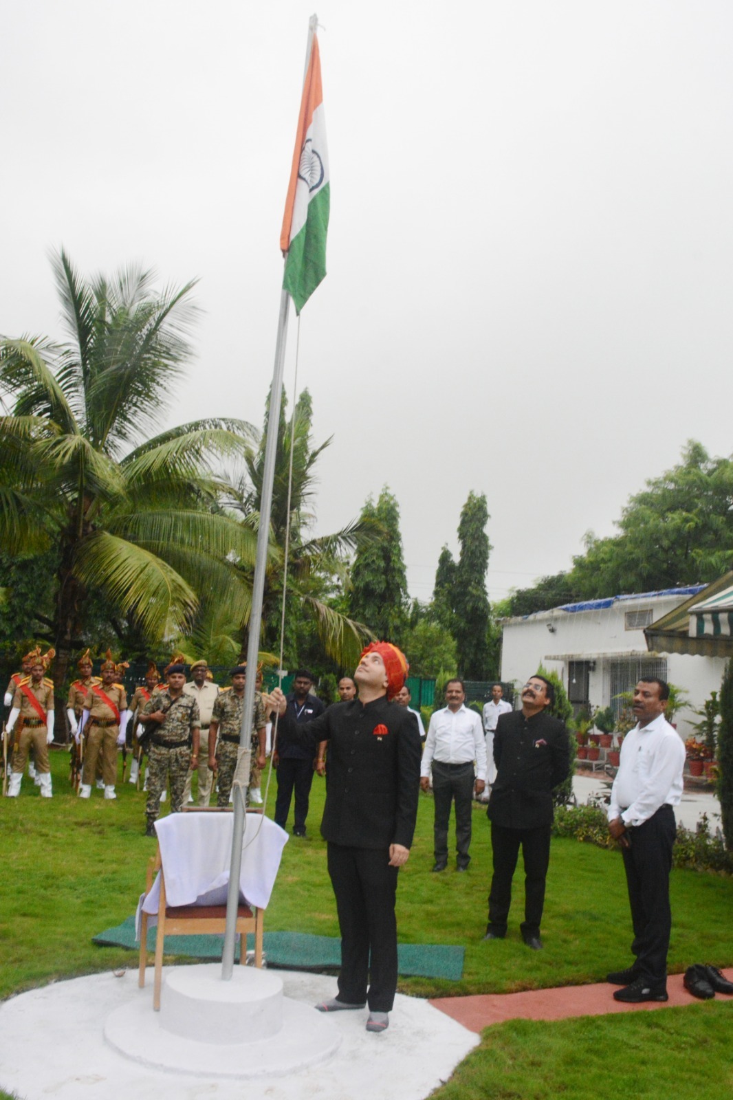 कलेक्टर आकाश छिकारा ने कलेक्टोरेट कार्यालय में किया ध्वजारोहण