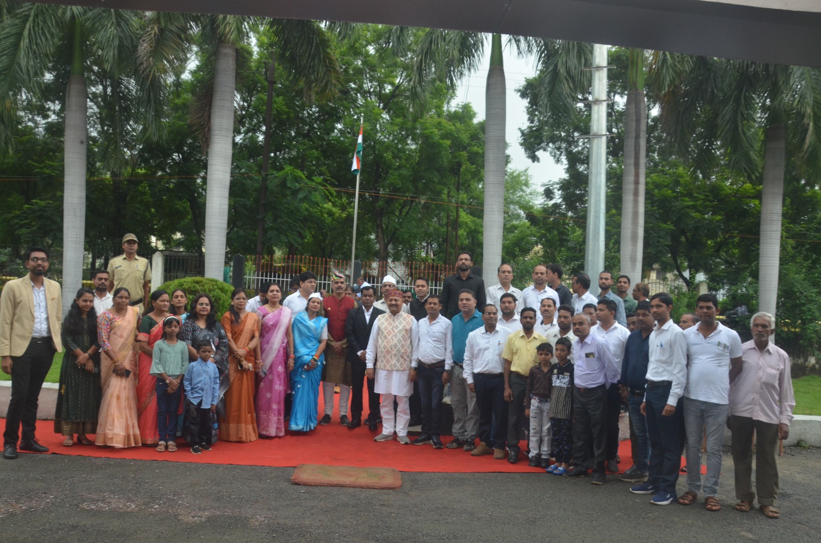 जिपं अध्यक्ष ने आन बान शान से फहराया जिला पंचायत में तिरंगा