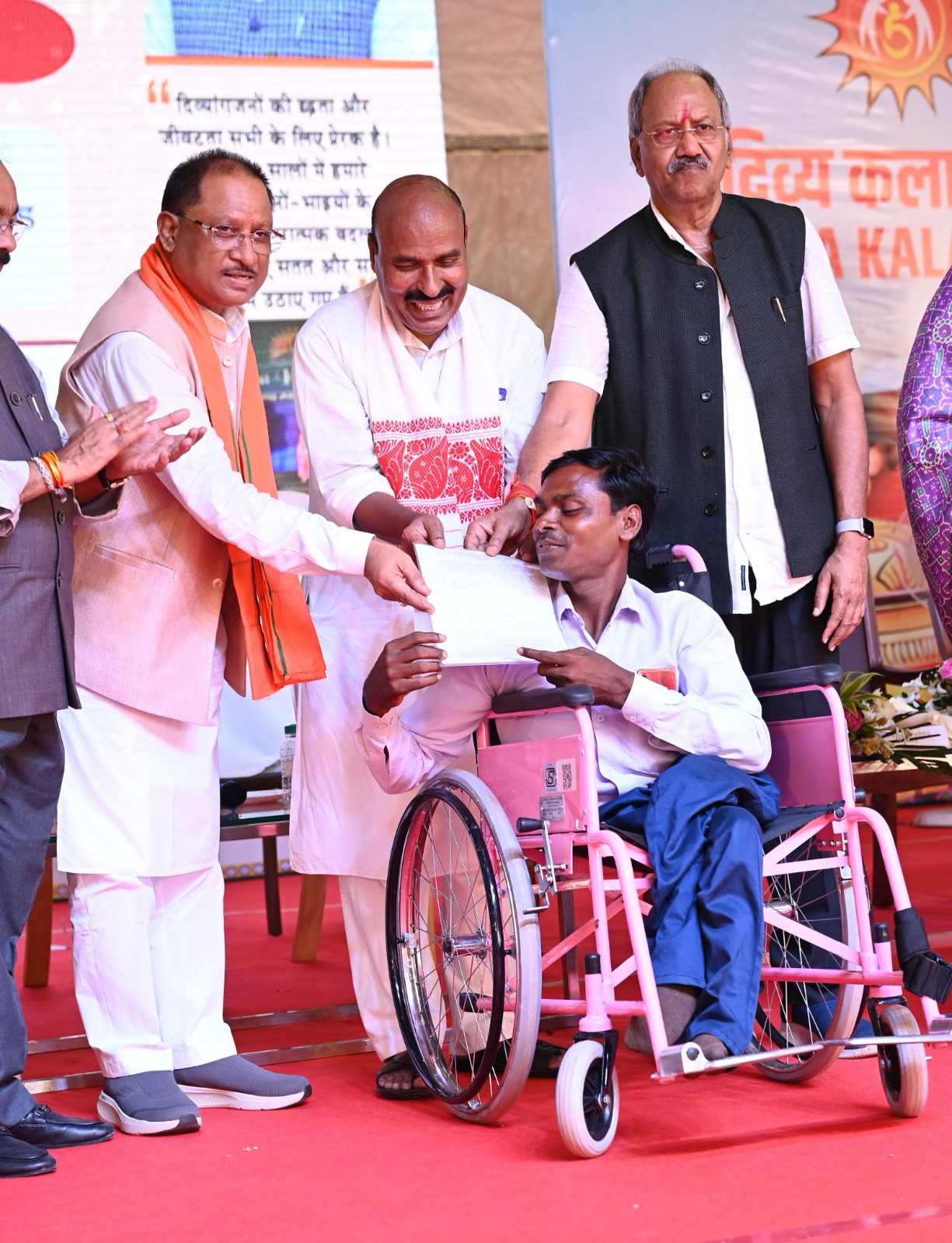 दिव्य कला मेले में दिव्यांगजनों को सहायक उपकरण एवं ऋण स्वीकृति पत्र किए गए वितरित