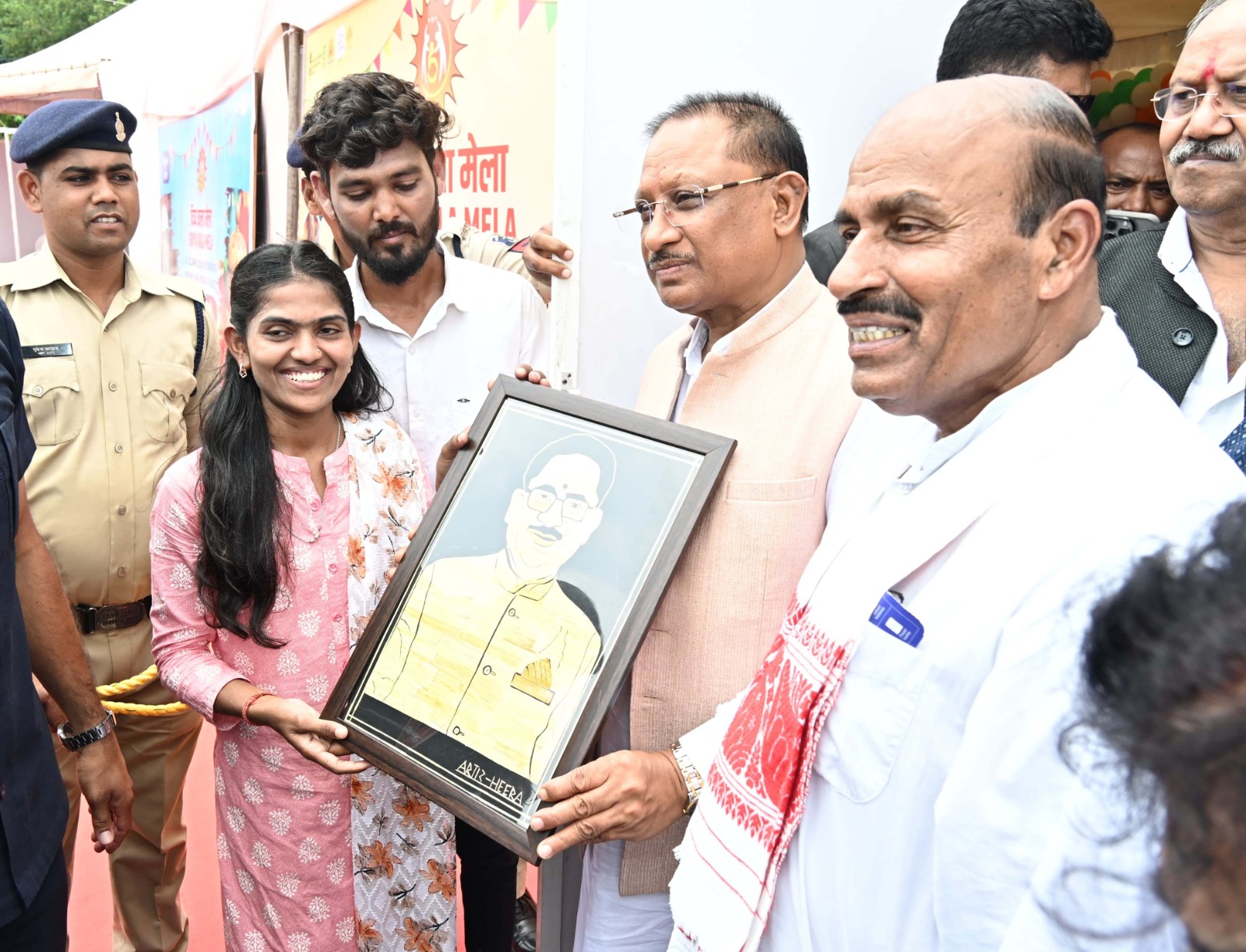 दिव्य कला मेला में मुख्यमंत्री साय को पैरा शिल्प से निर्मित पोर्ट्रेट भेंट की गई