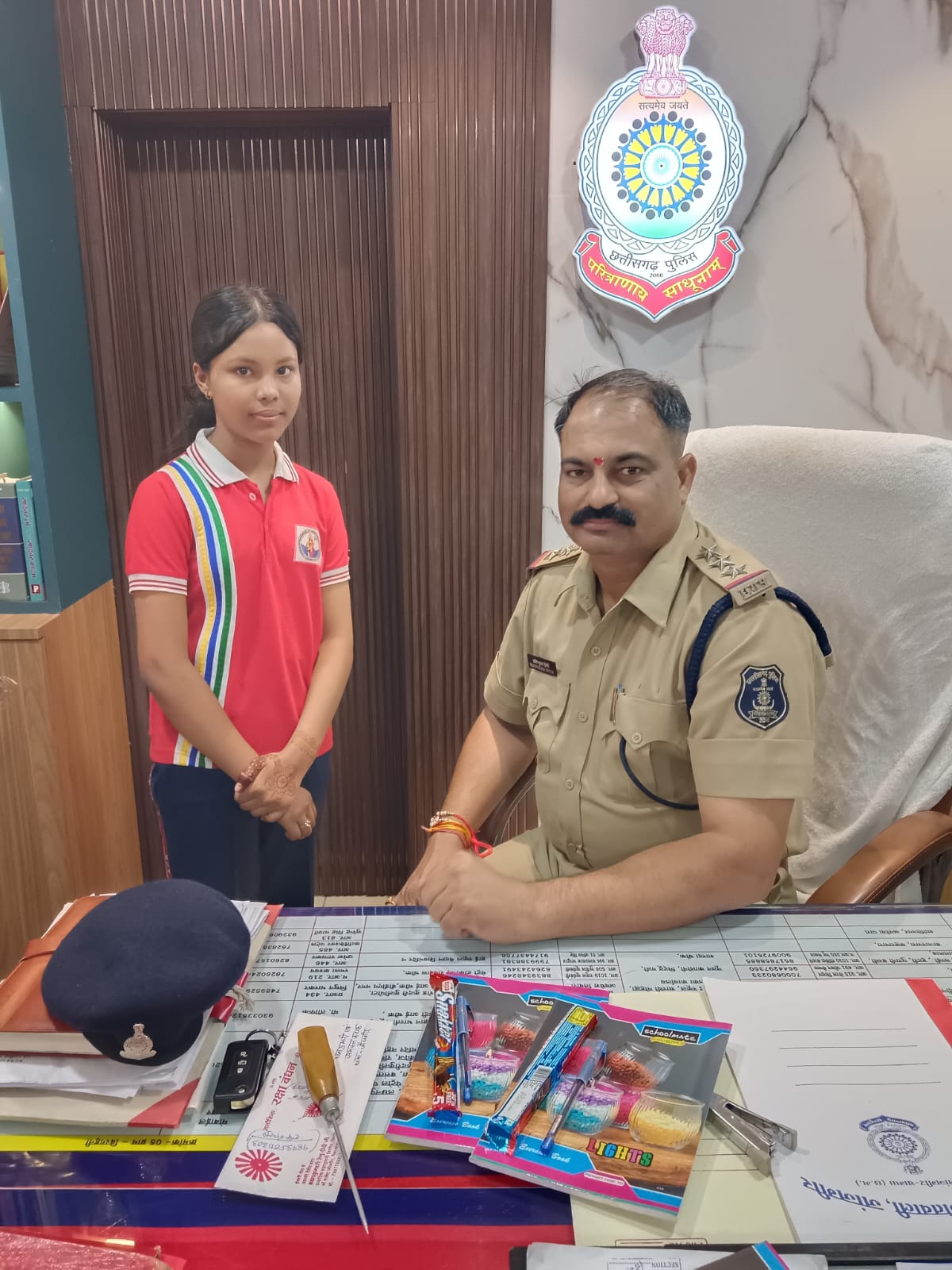 निरी प्रवीण कुमार द्विवेदी थाना प्रभारी जांजगीर की सराहनीय पहल स्कूल के बच्चियों के हाथो से बंधवाया रक्षा बंधन