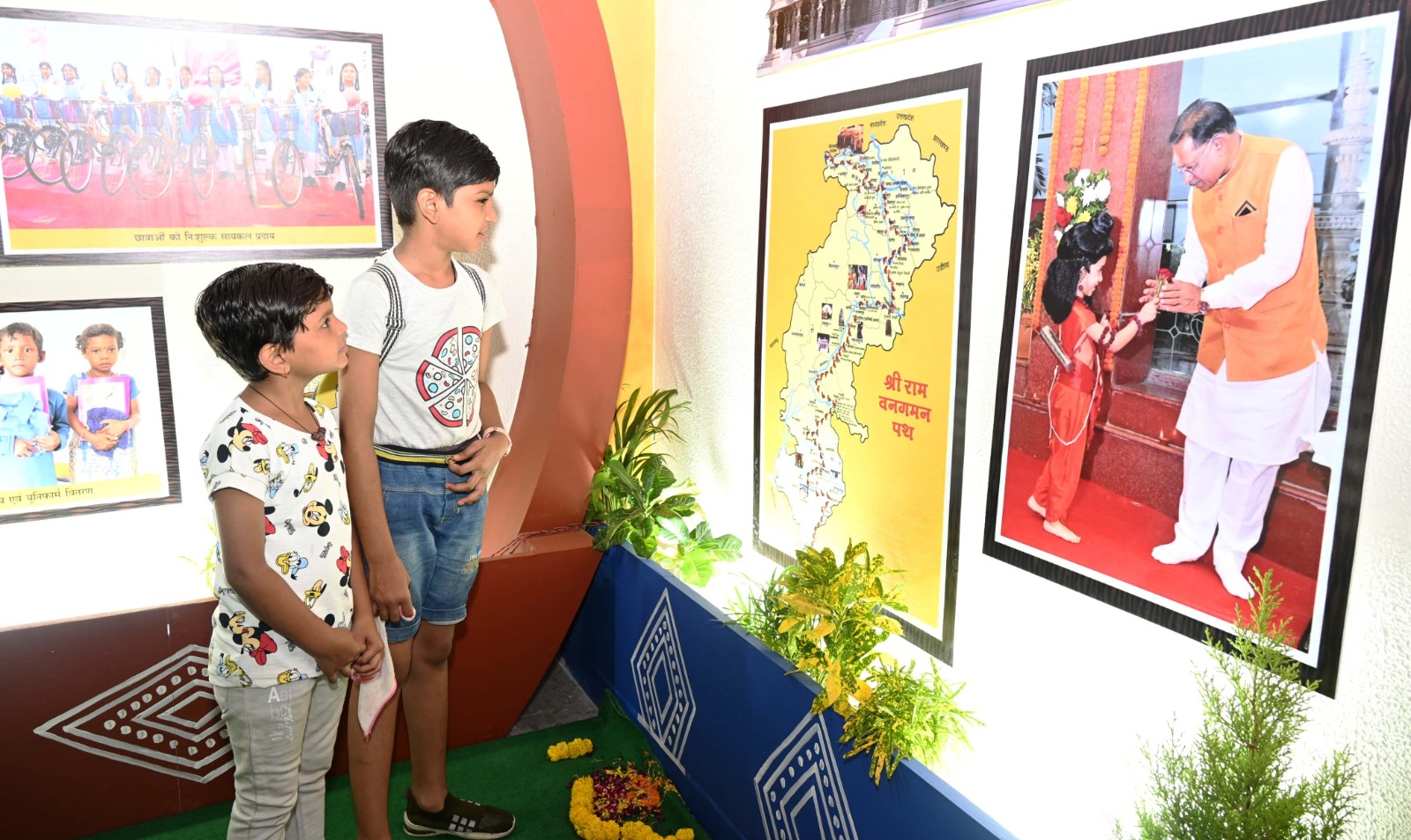 फोटो प्रदर्शनी के माध्यम से मिल रही ज्ञानवर्धक जानकारी बच्चों ने सामान्य ज्ञान क्विज प्रतियोगिता में बढ़-चढ़कर भाग लिया