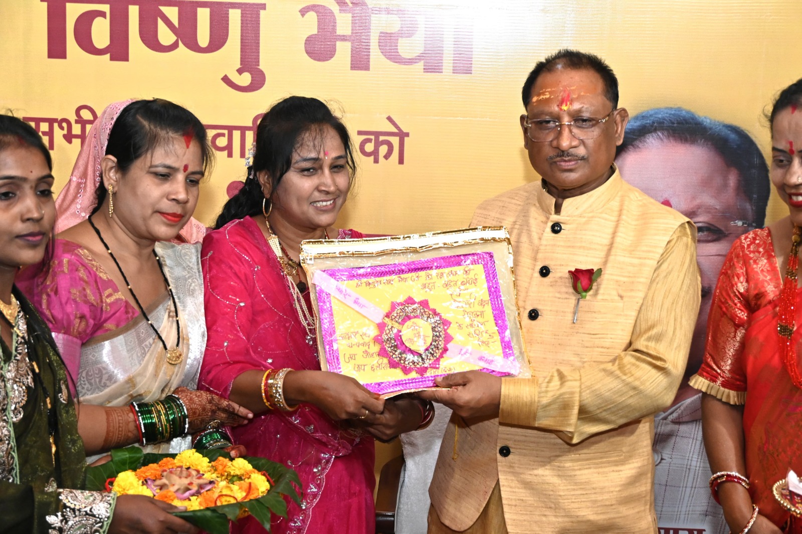 छत्तीसगढ़ सरकार ने बढ़ाया महिलाओं का मान बहनों की राखी के फर्ज को मुख्यमंत्री हर महीने पहली तारीख को कर देते हैं पूरा