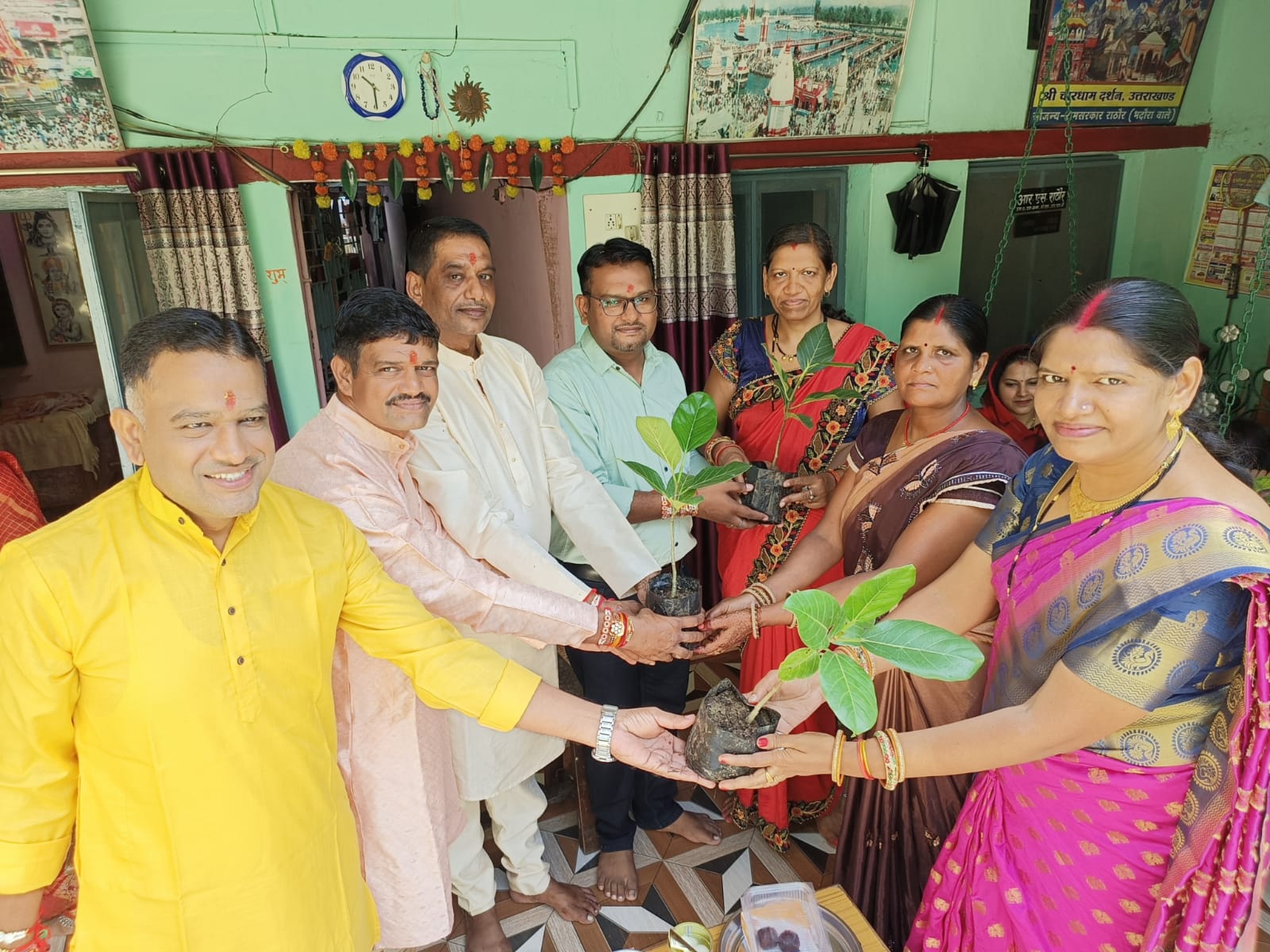 प्रकृति के साथ मिलकर मनाया गया रक्षा बंधन पर्व भाइयों ने बहनों को एक – एक बरगद के पौधे भेंटकर सुरक्षा के वचन लिये