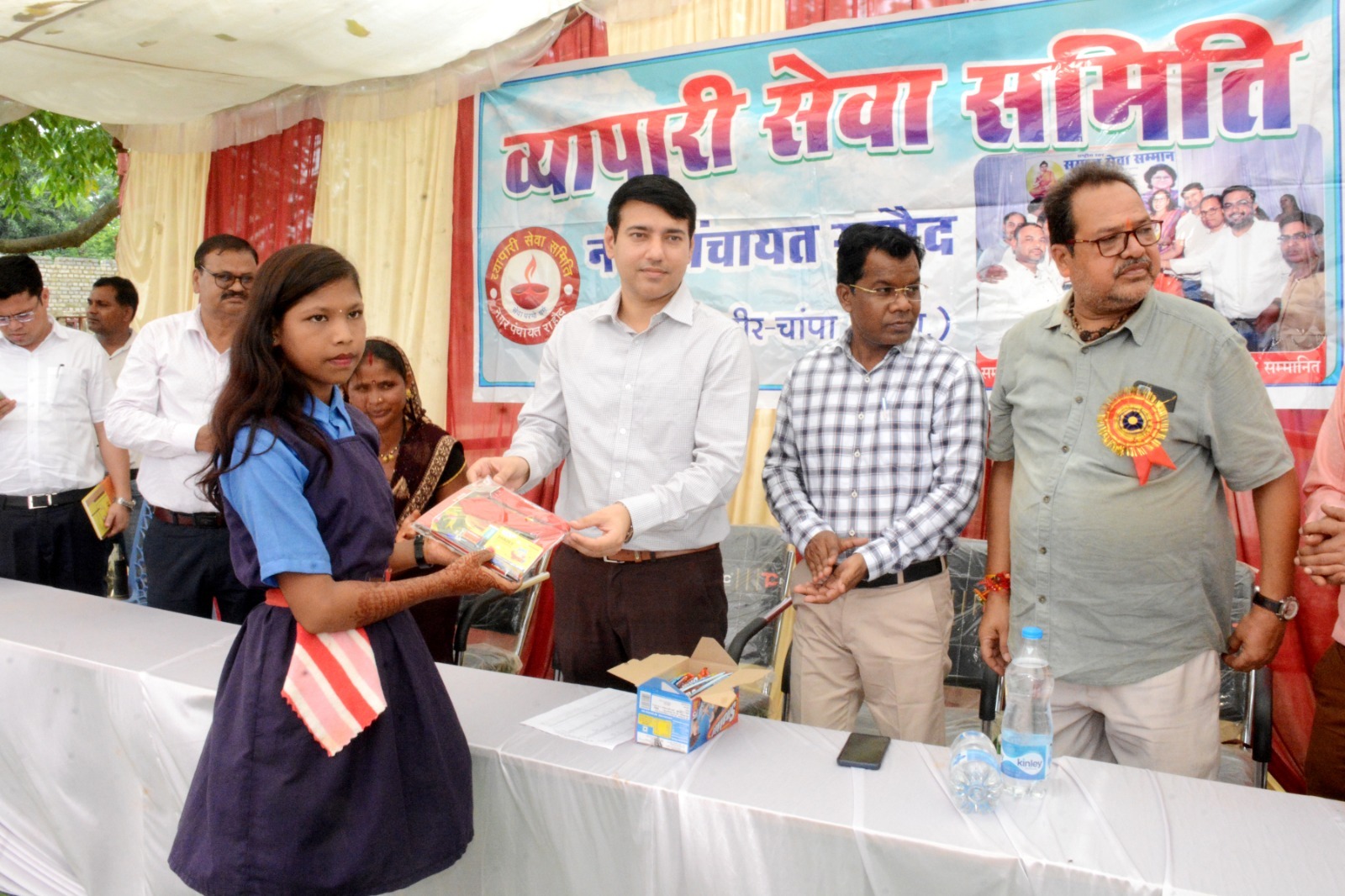 पी एम स्कूल बारगांव में न्योता भोज कार्यक्रम का हुआ आयोजन